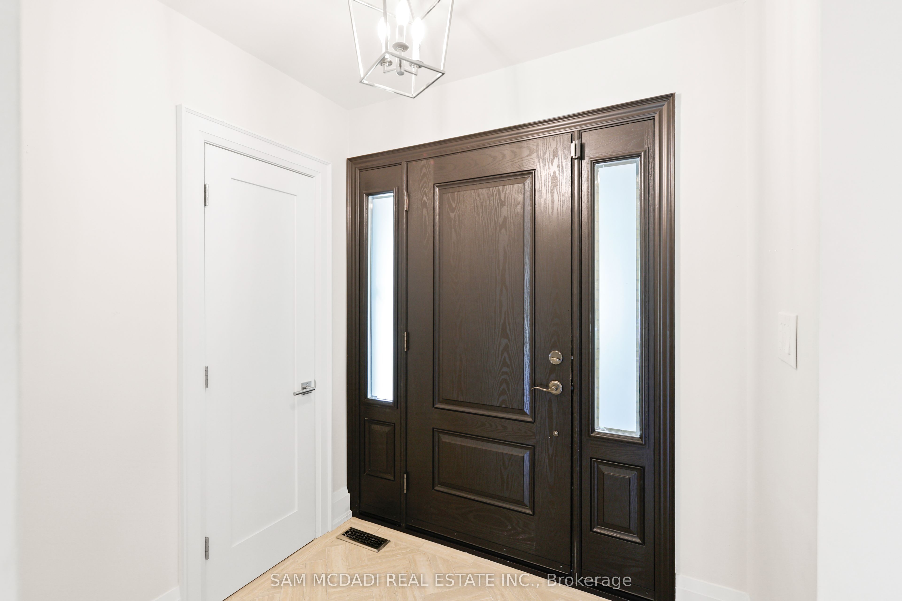 1613 Wembury Road, Mississauga, ON L5J 2L8 photo 3