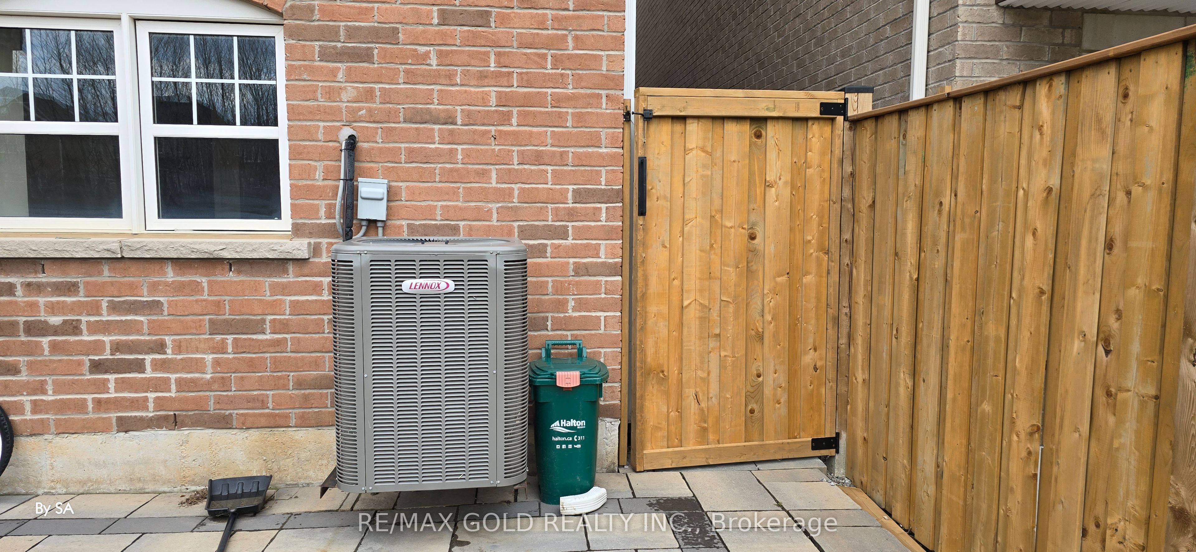 1226 Duignan (Lower) Crescent, Milton, ON L9E 1C2 photo 2