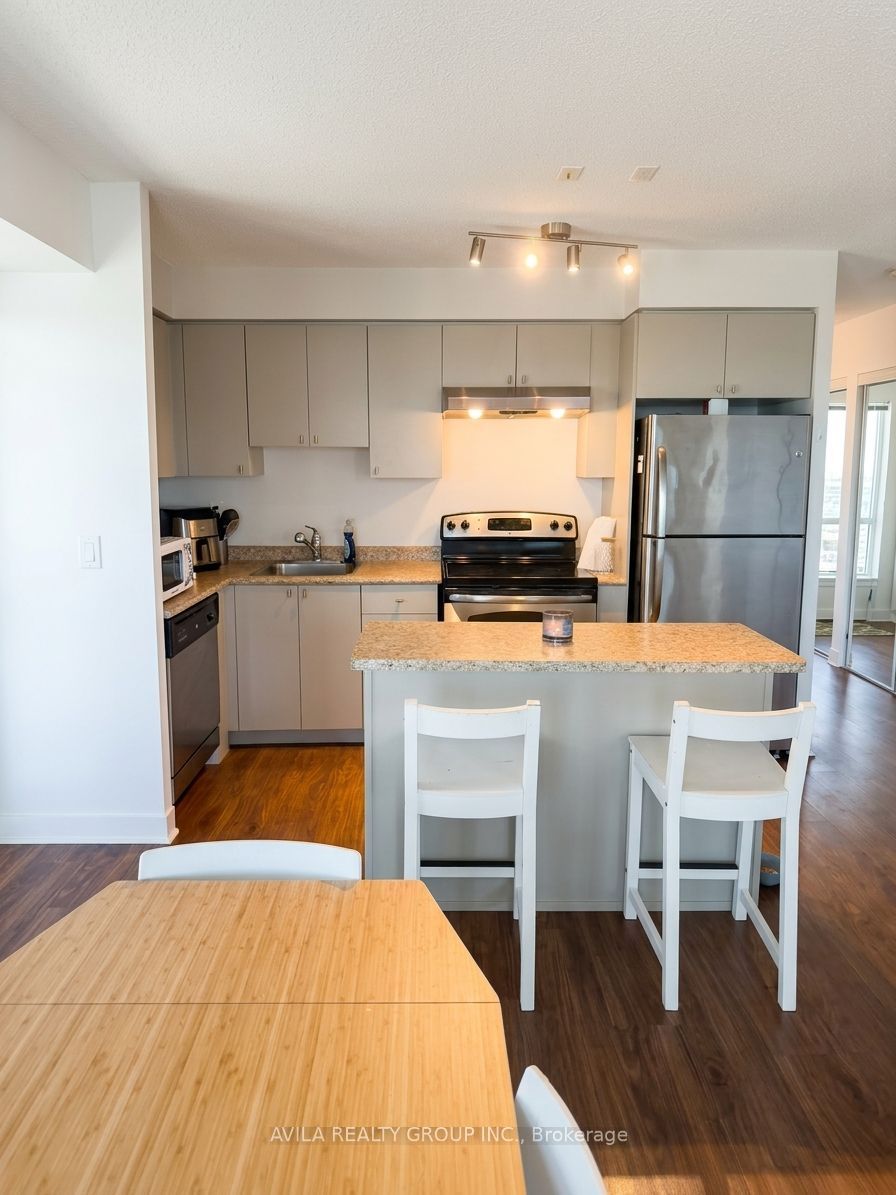 155 N Legion Road N 2108, Toronto, ON M8Y 0A7 photo 2