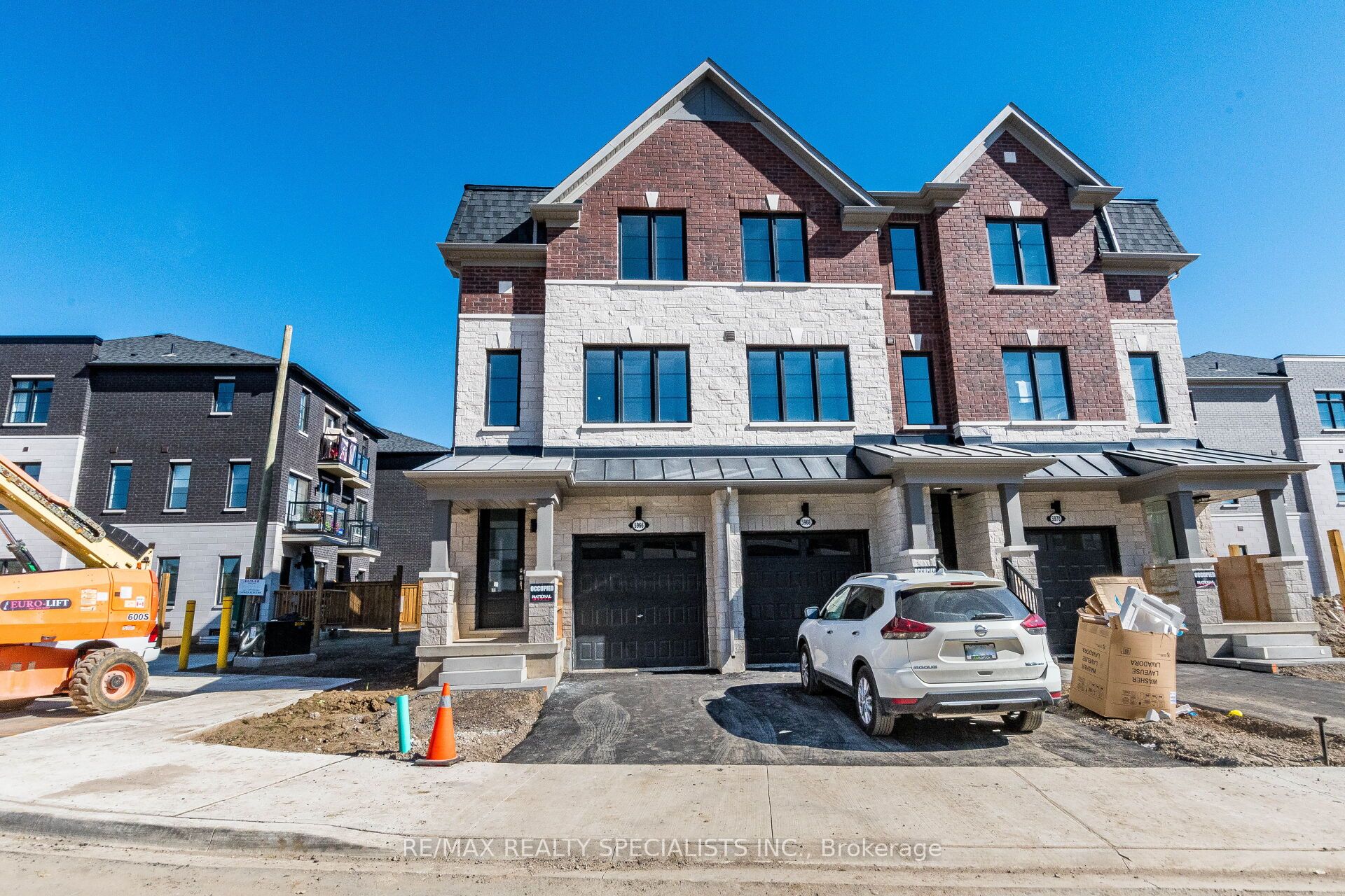 5966 Saigon Street, Mississauga, ON L5V 2V9