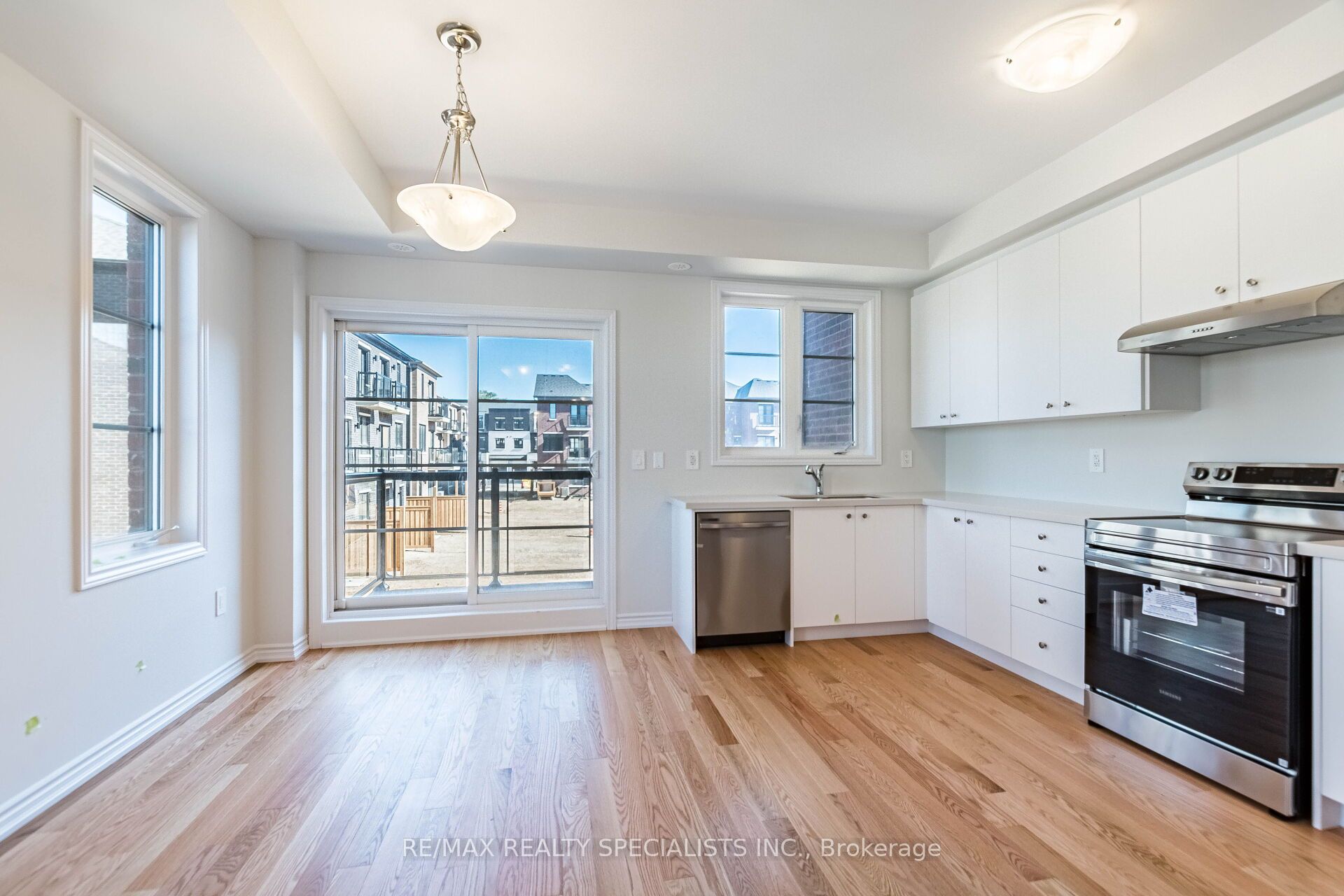 5966 Saigon Street, Mississauga, ON L5V 2V9 photo 2