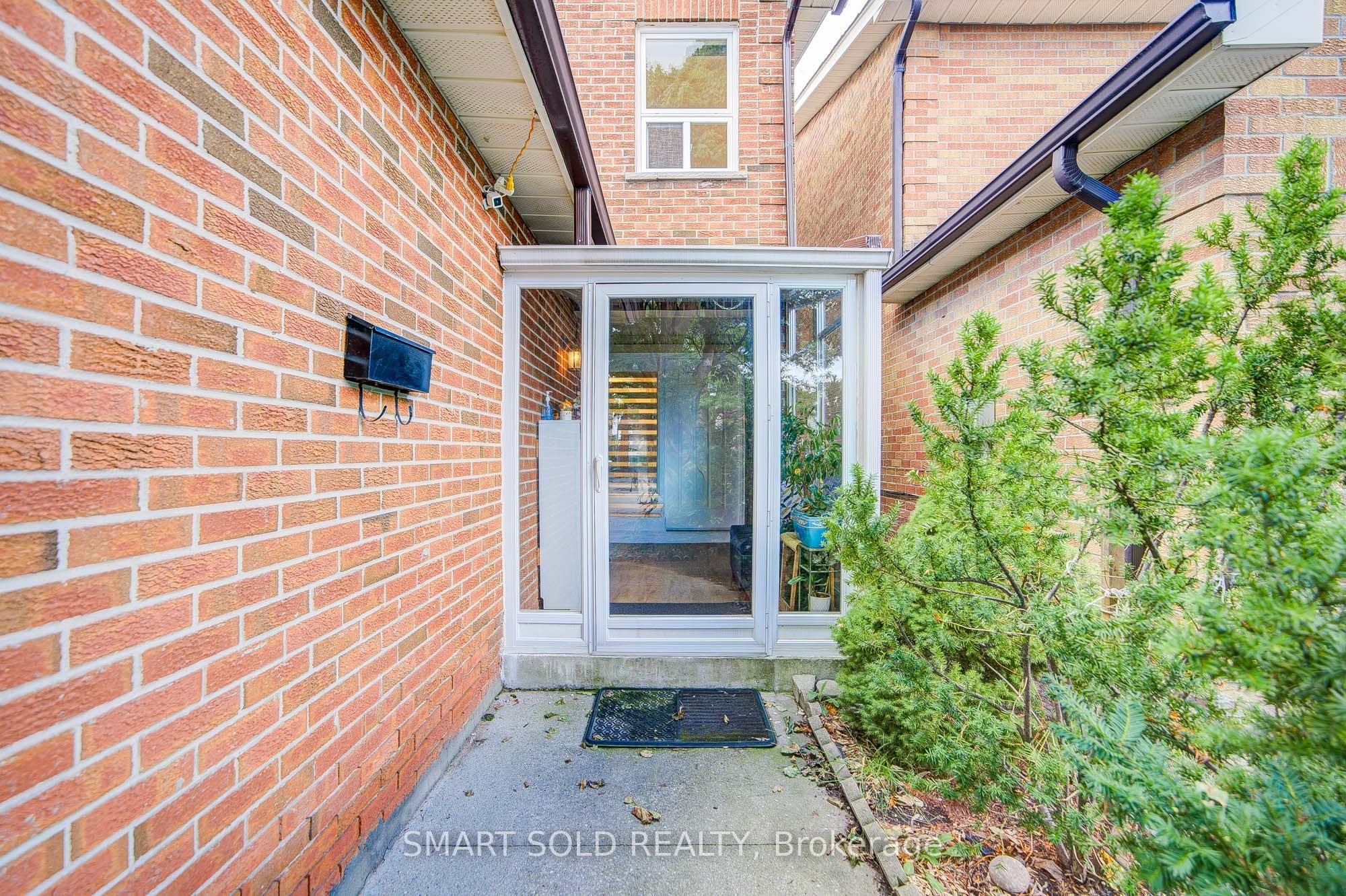 857 Messenger Meadow Drive, Mississauga, ON L5C 3T1 photo 2