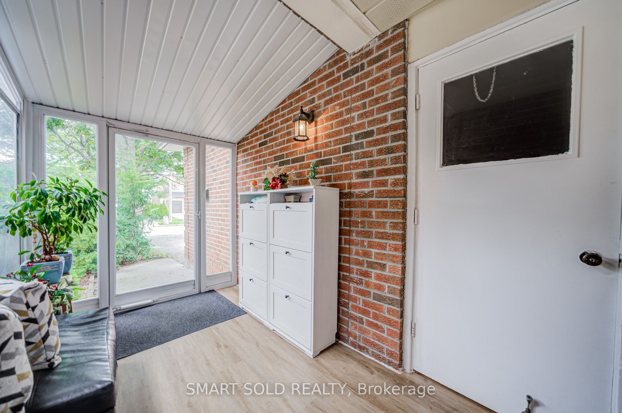 857 Messenger Meadow Drive, Mississauga, ON L5C 3T1 photo 4