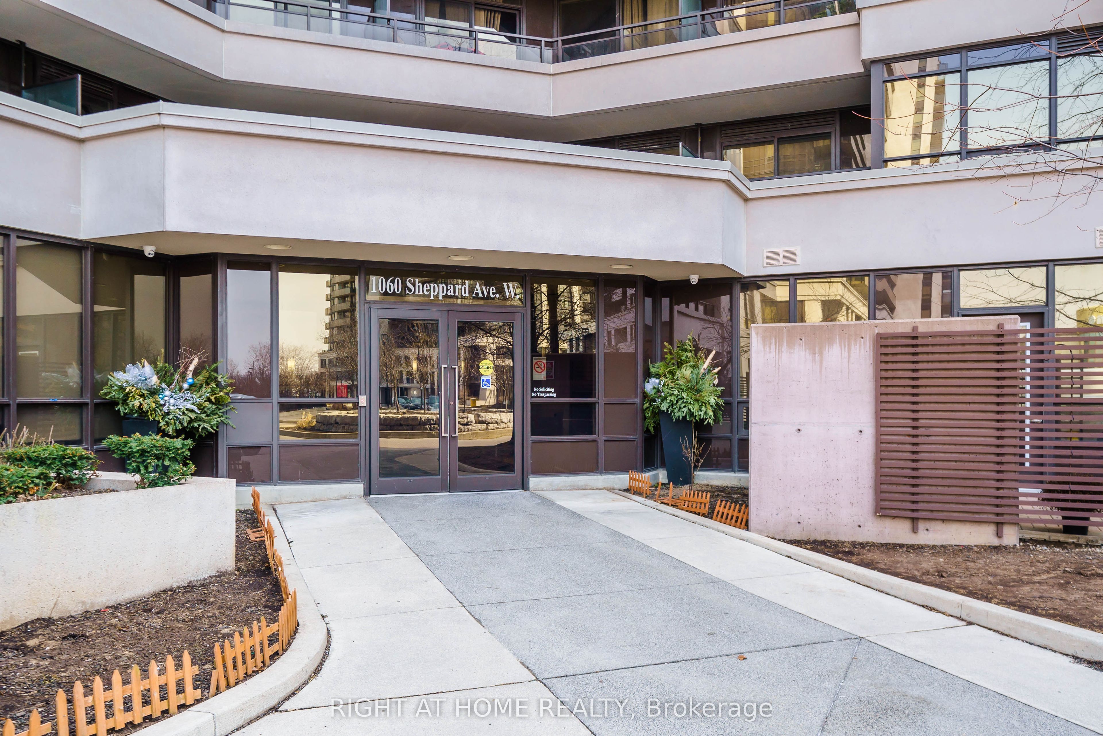 1060 Sheppard Avenue W 305, Toronto, ON M3J 0G7 photo 2
