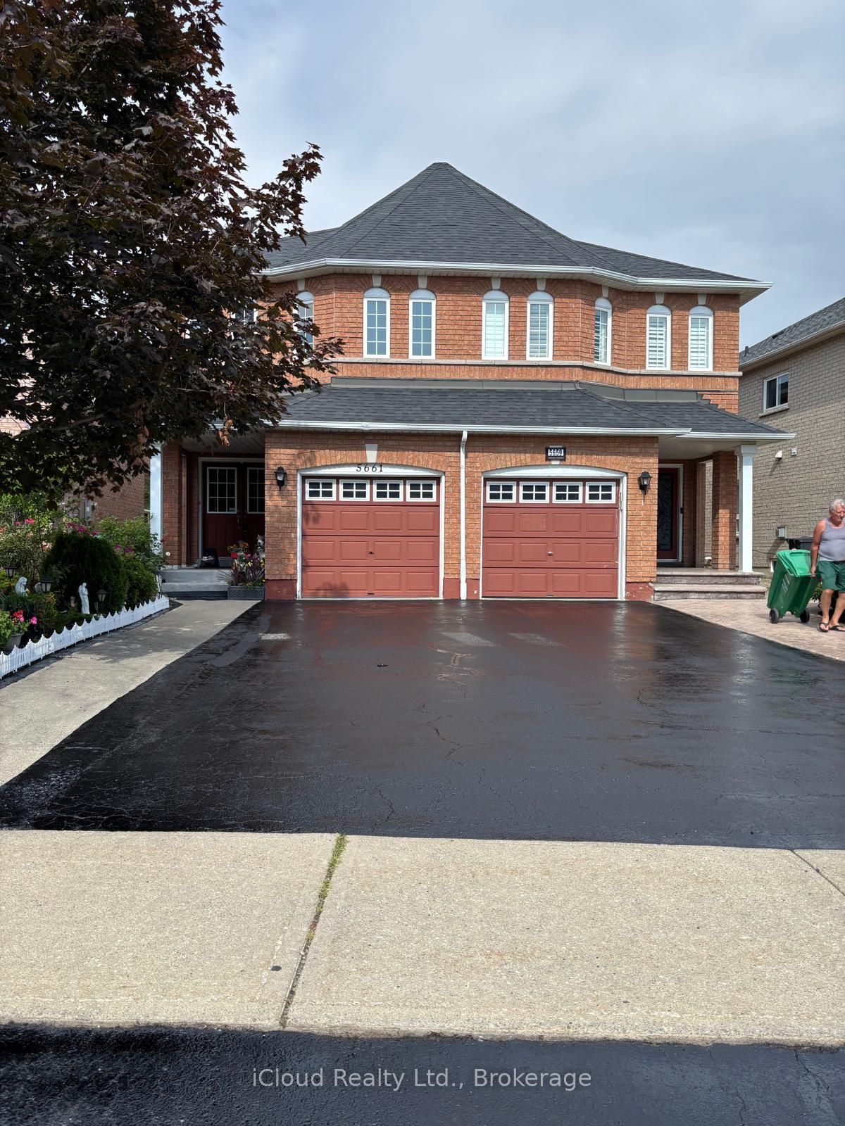 5661 Volpe Avenue, Mississauga, ON L5V 3A6 photo 2