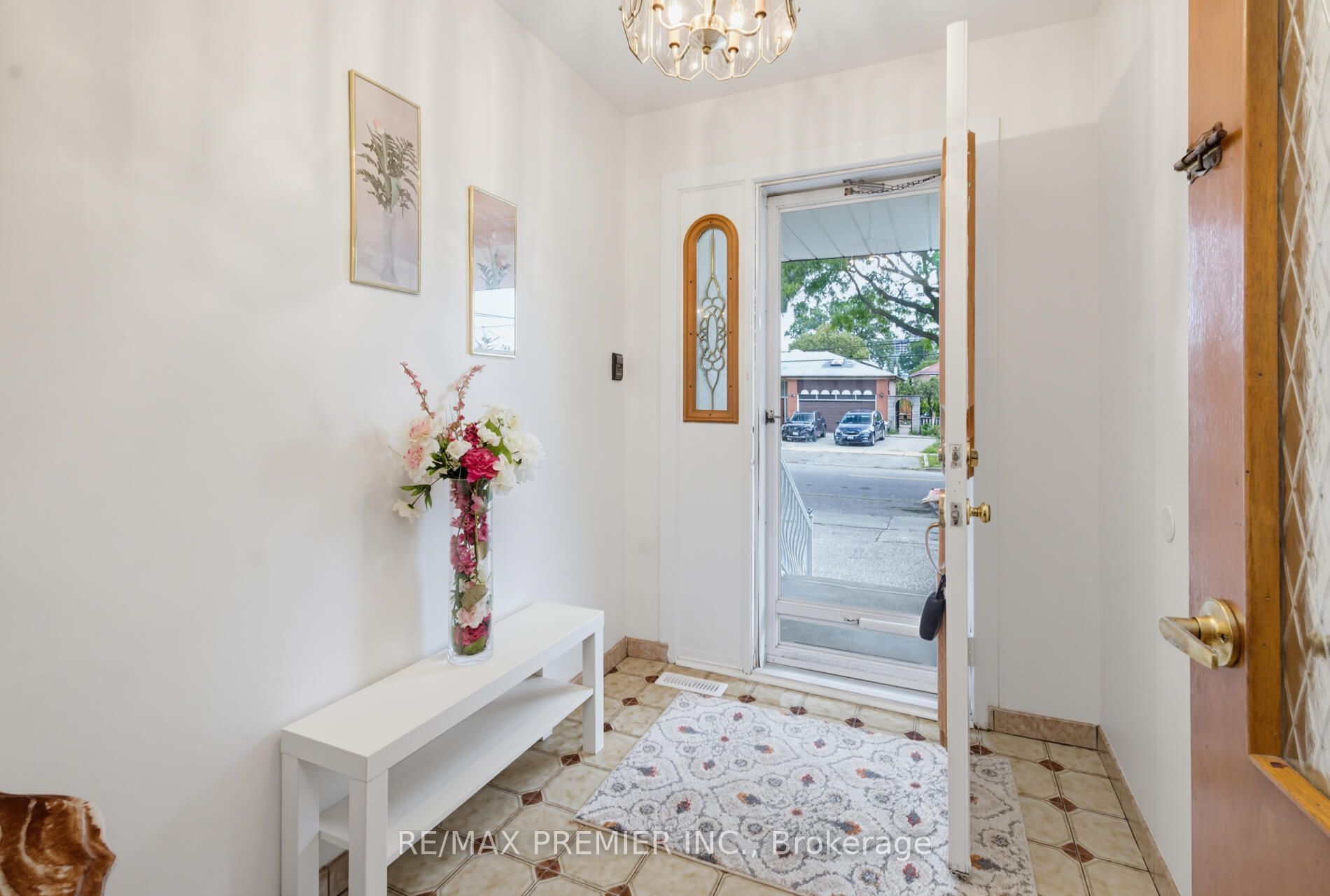 27 Whitfield Avenue, Toronto, ON M9L 1G2 photo 3