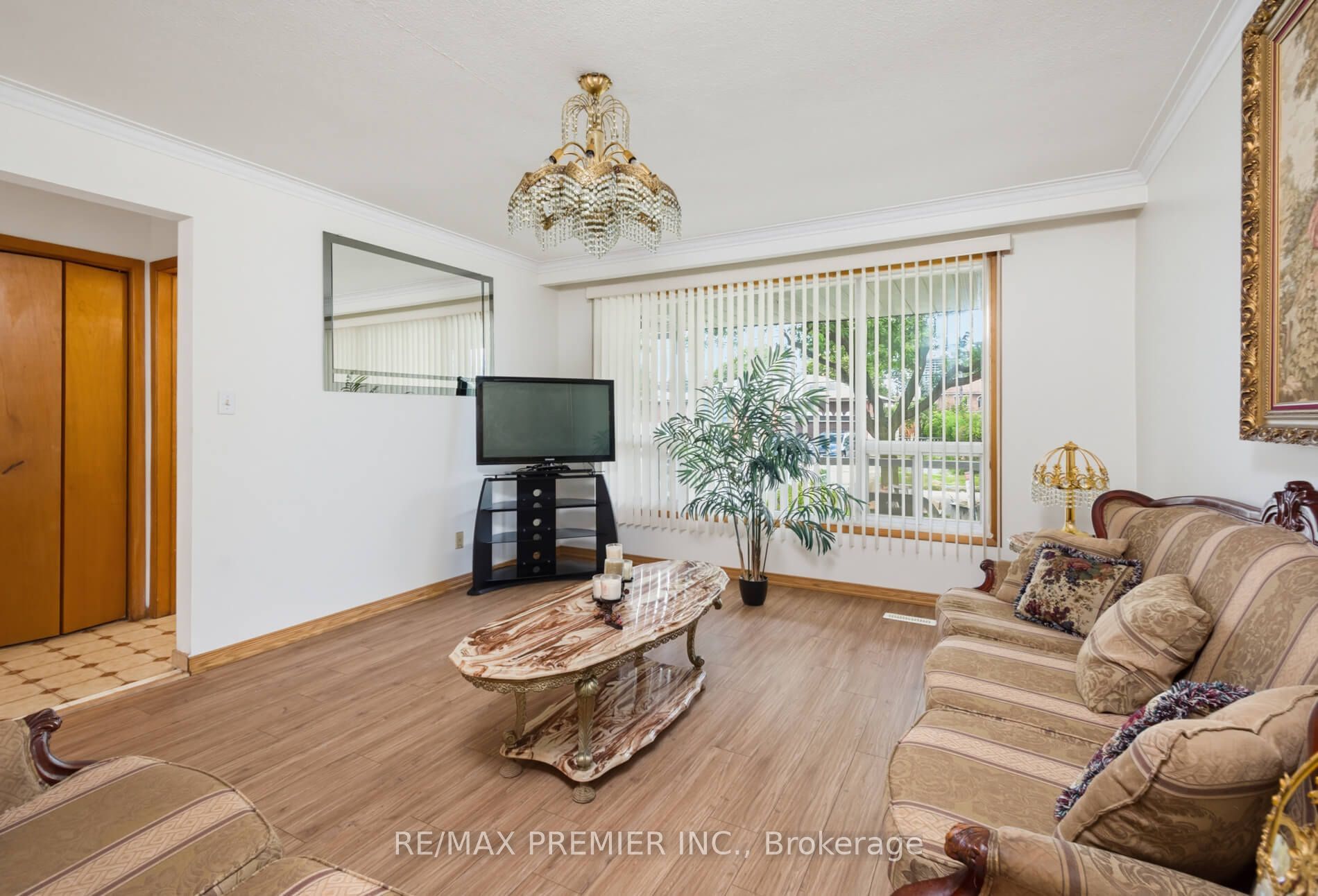 27 Whitfield Avenue, Toronto, ON M9L 1G2 photo 5