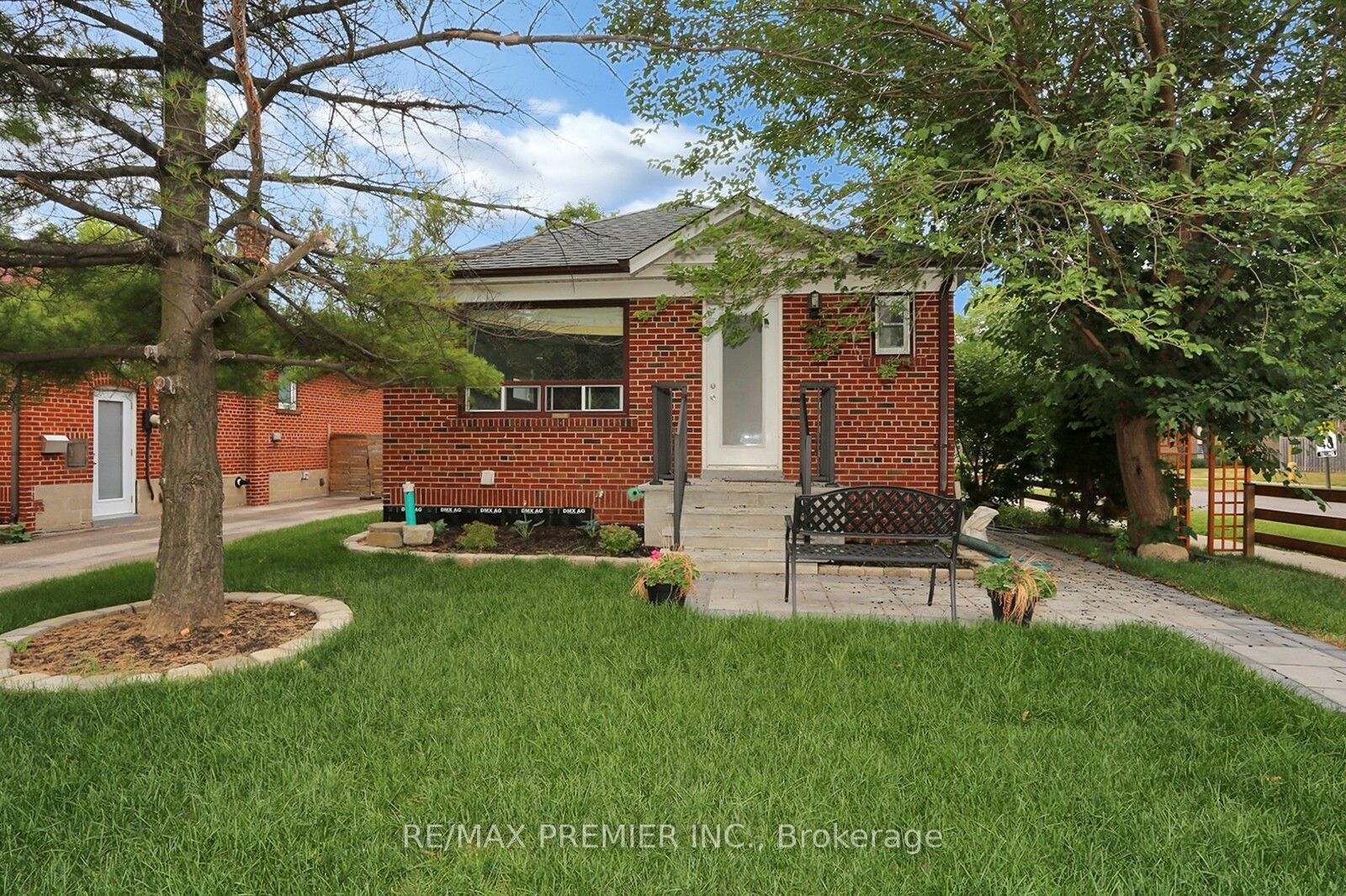 37 Silvercrest Avenue Upper, Toronto, ON M8W 2S3