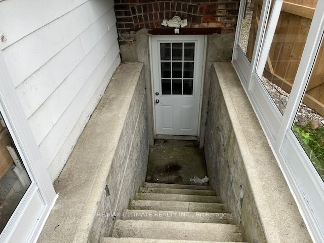 10 Hibernia Avenue Lower, Toronto, ON M6N 1E5 photo 3