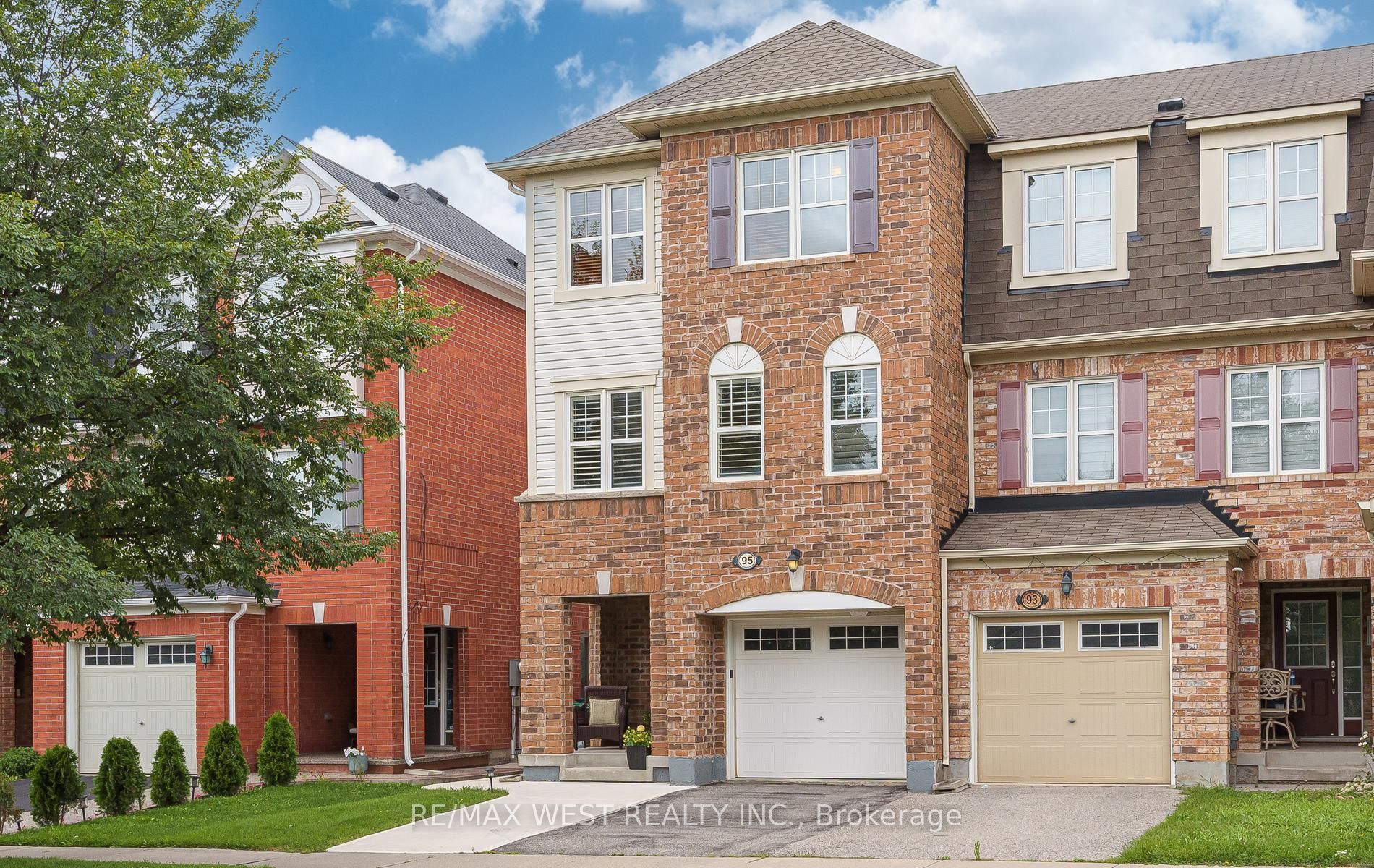 95 McCleave Crescent, Brampton, ON L6Y 4Y9 photo 2