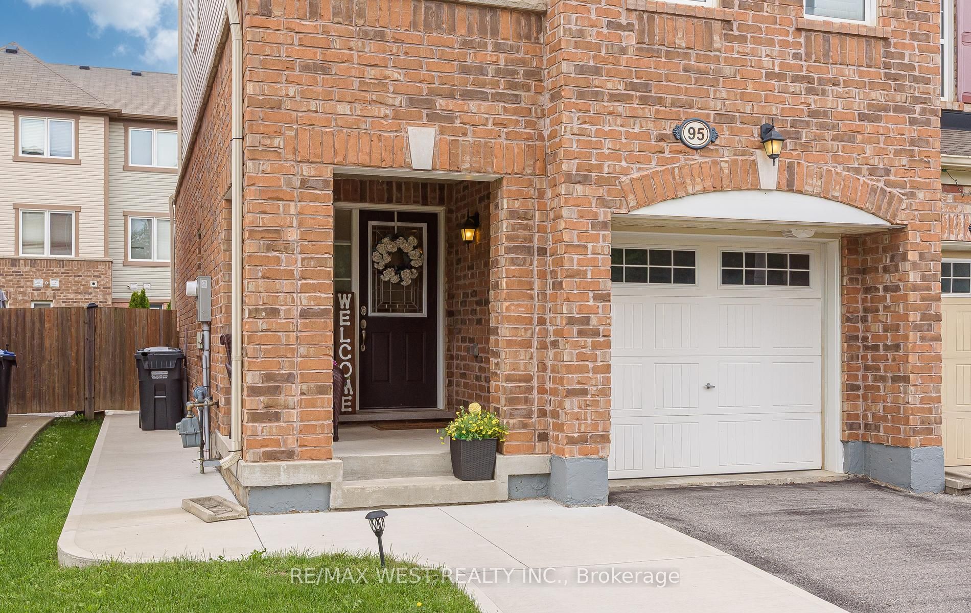 95 McCleave Crescent, Brampton, ON L6Y 4Y9 photo 3