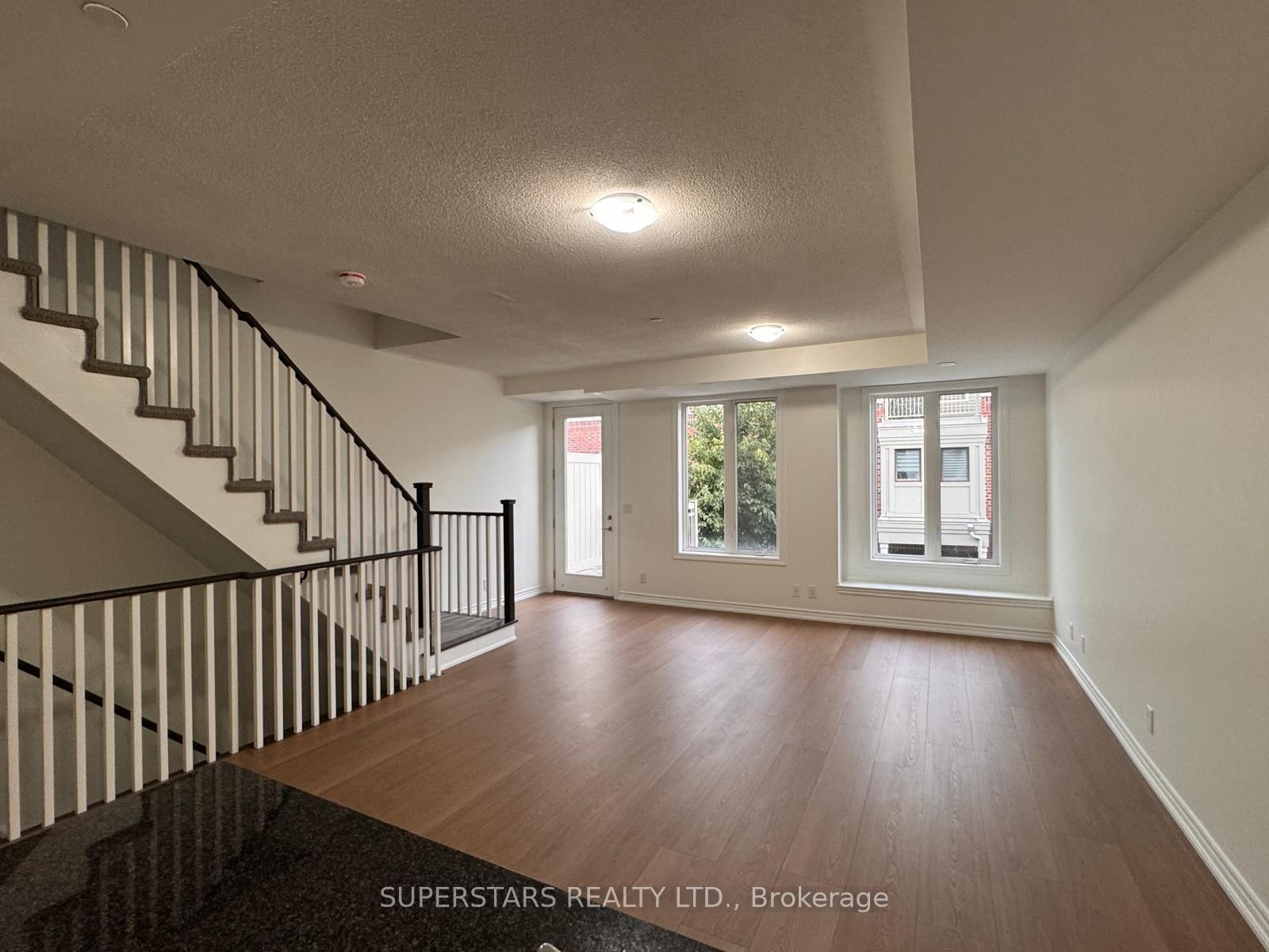 90 Eastwwod Park Gardens, Toronto, ON M8W 0B2 photo 2