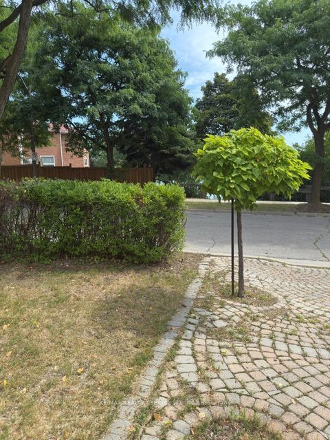 2 Pepperwood Place (Main & Upper), Brampton, ON L6S 3R9 photo 2