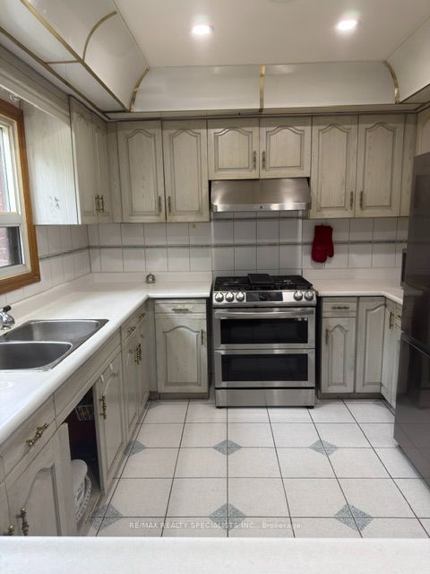 2 Pepperwood Place (Main & Upper), Brampton, ON L6S 3R9 photo 4
