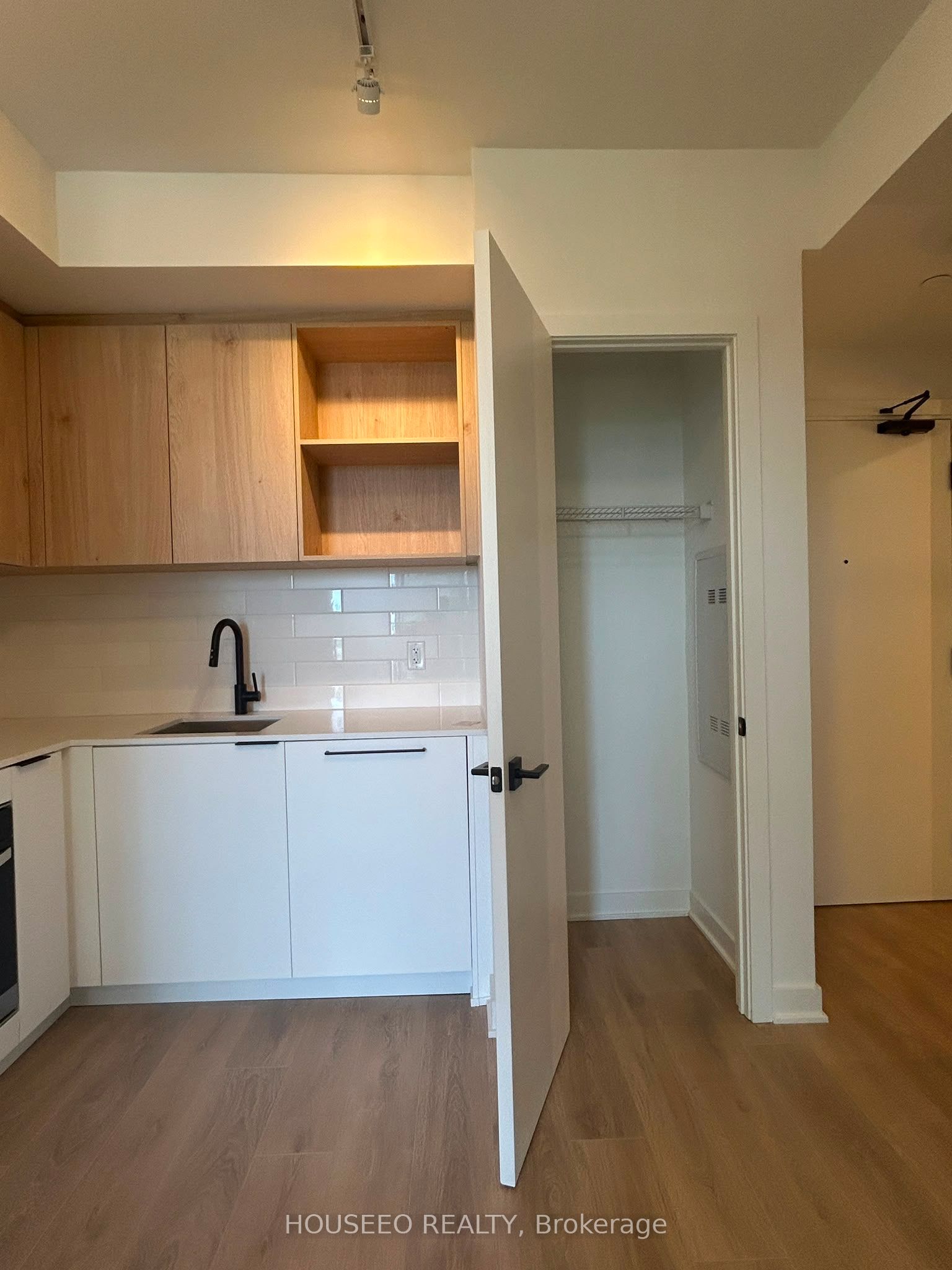 1185 Dupont Street 403, Toronto, ON M6H 0G5 photo 4