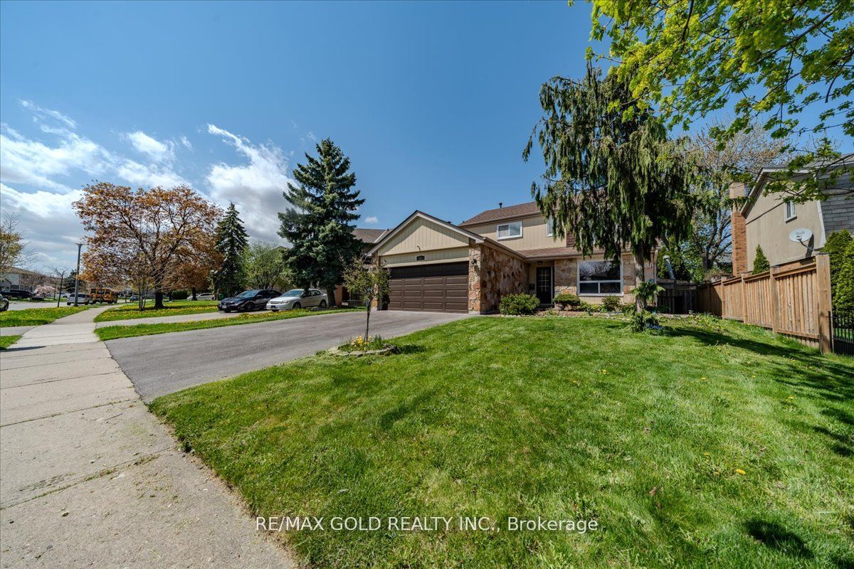18 Markham Street, Brampton, ON L6S 2X7 photo 2