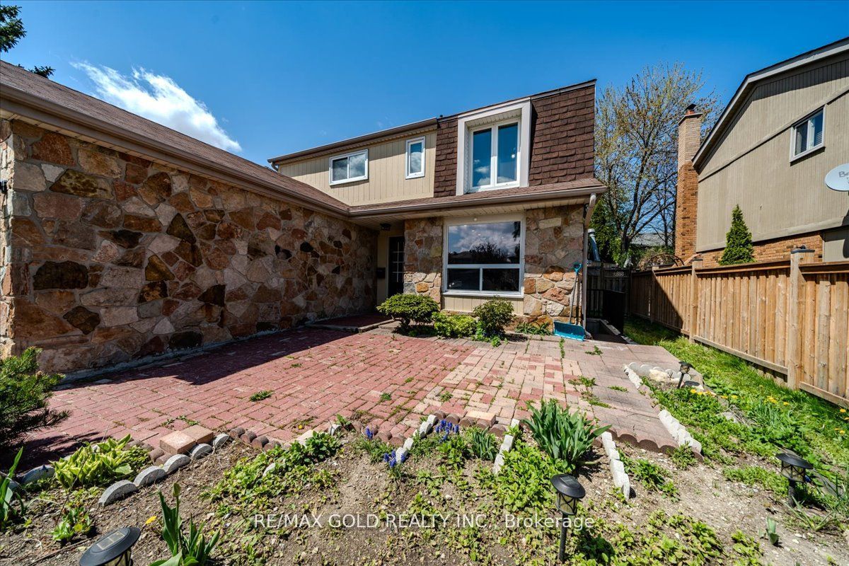18 Markham Street, Brampton, ON L6S 2X7 photo 4