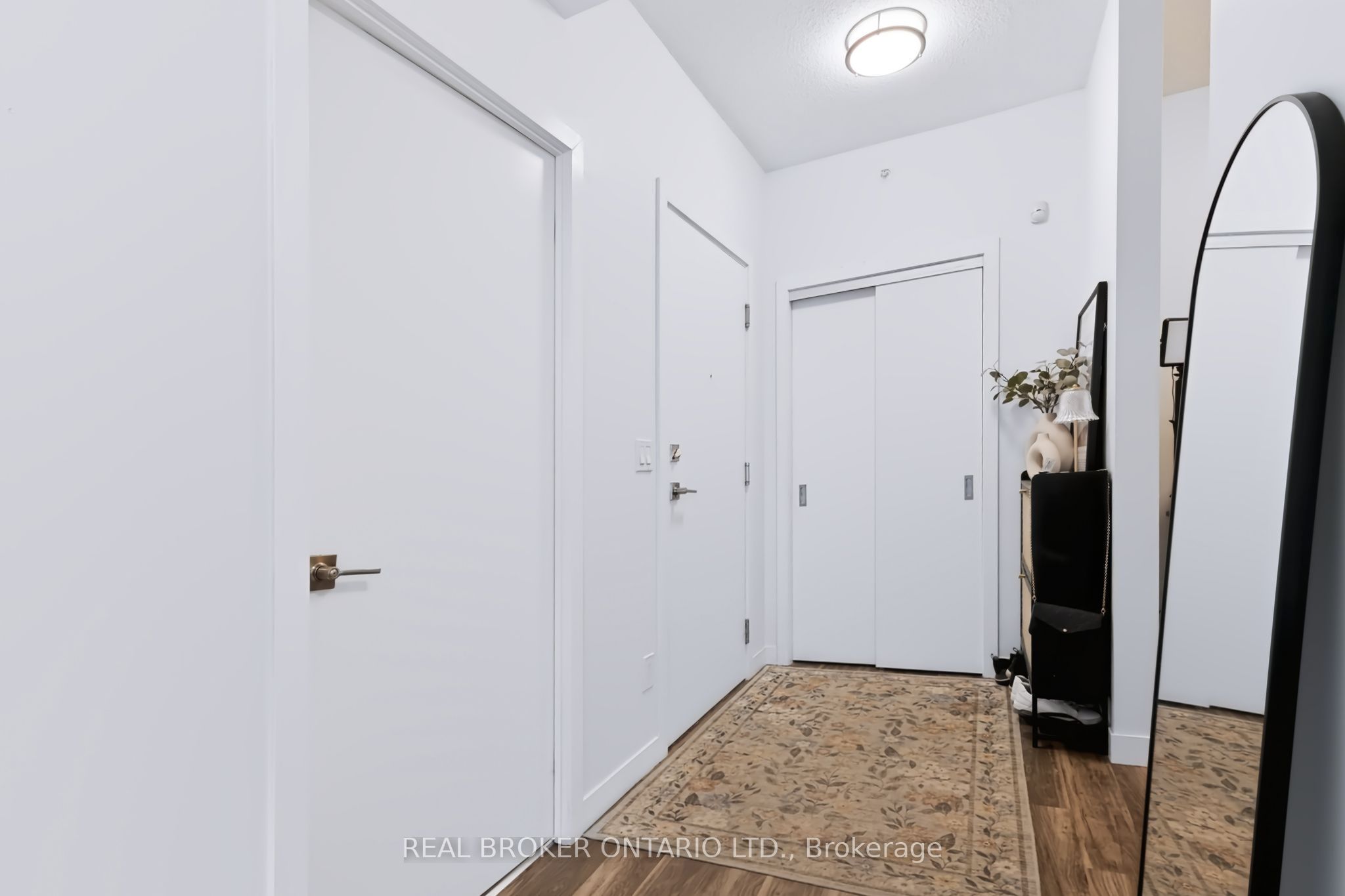 2081 Fairview Street 1805, Burlington, ON L7R 0E4 photo 3