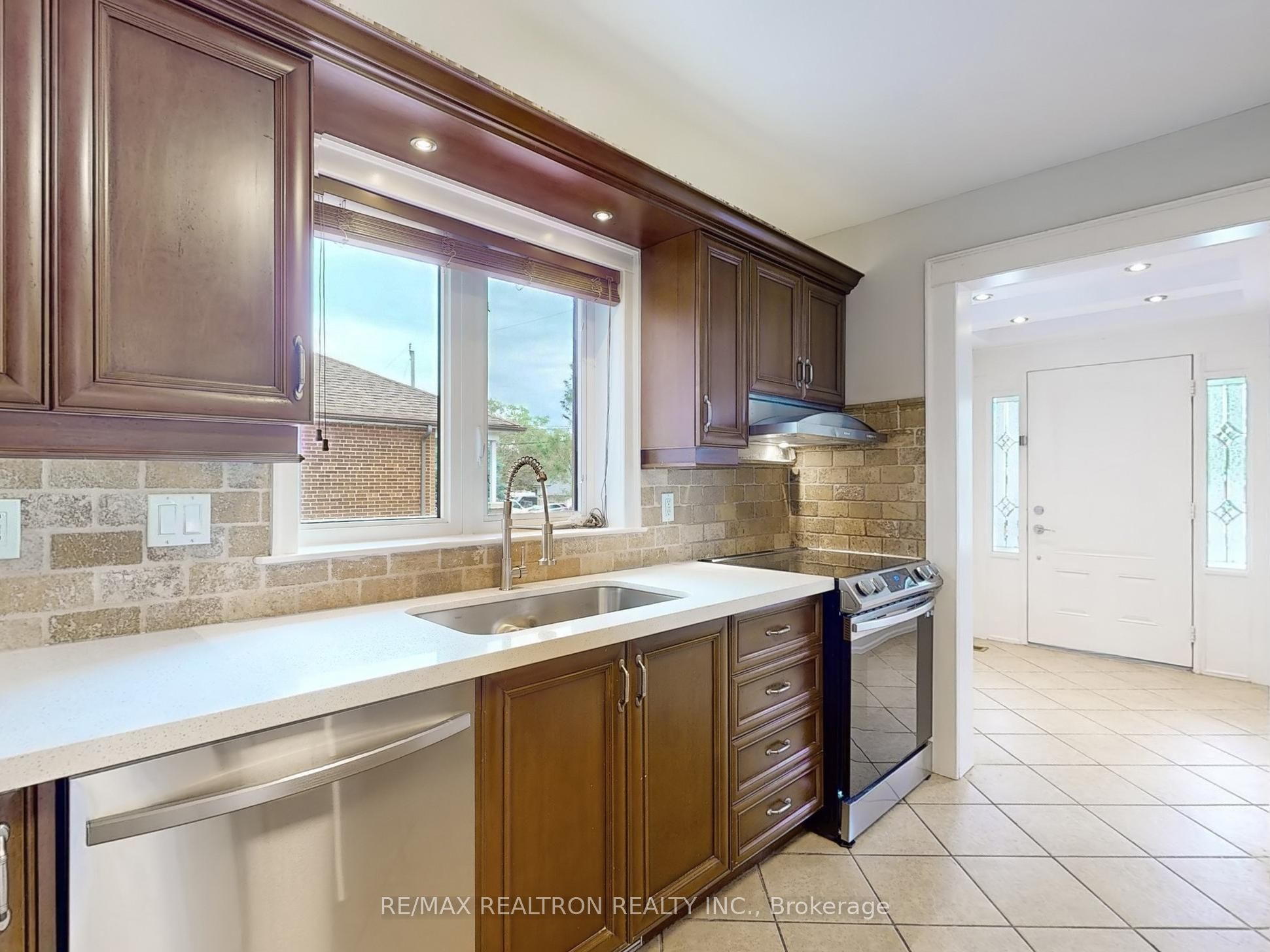 49 Exbury Road Main Fl, Toronto, ON M3M 1P9 photo 4