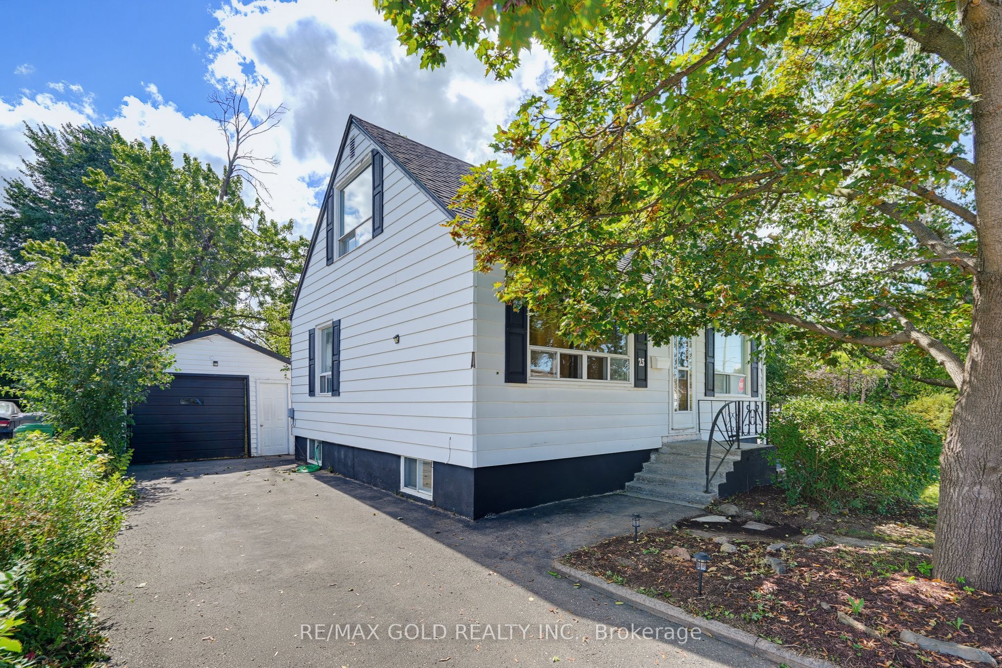 23 Pleasantview Avenue, Brampton, ON L6X 1W5
