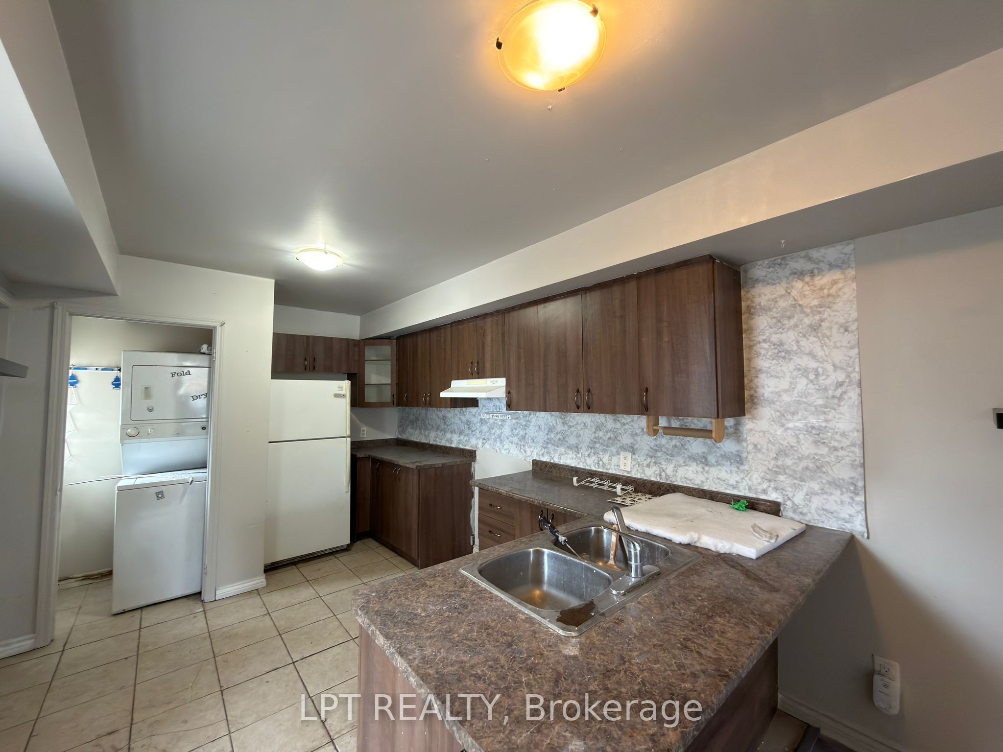 37 Elizabeth Street N, Brampton, ON L6X 1S3 photo 2