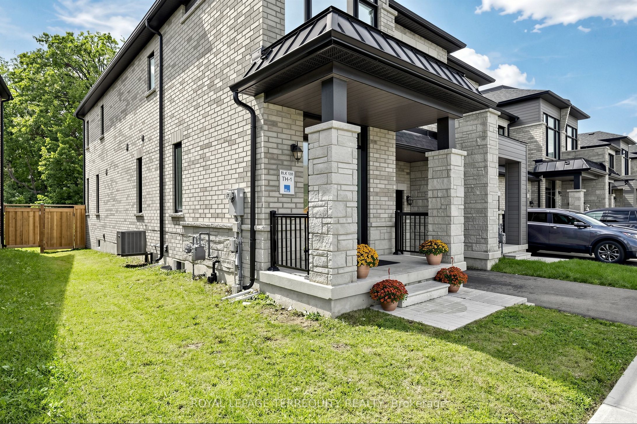 1456 Rose Way, Milton, ON L9T 7E7 photo 2