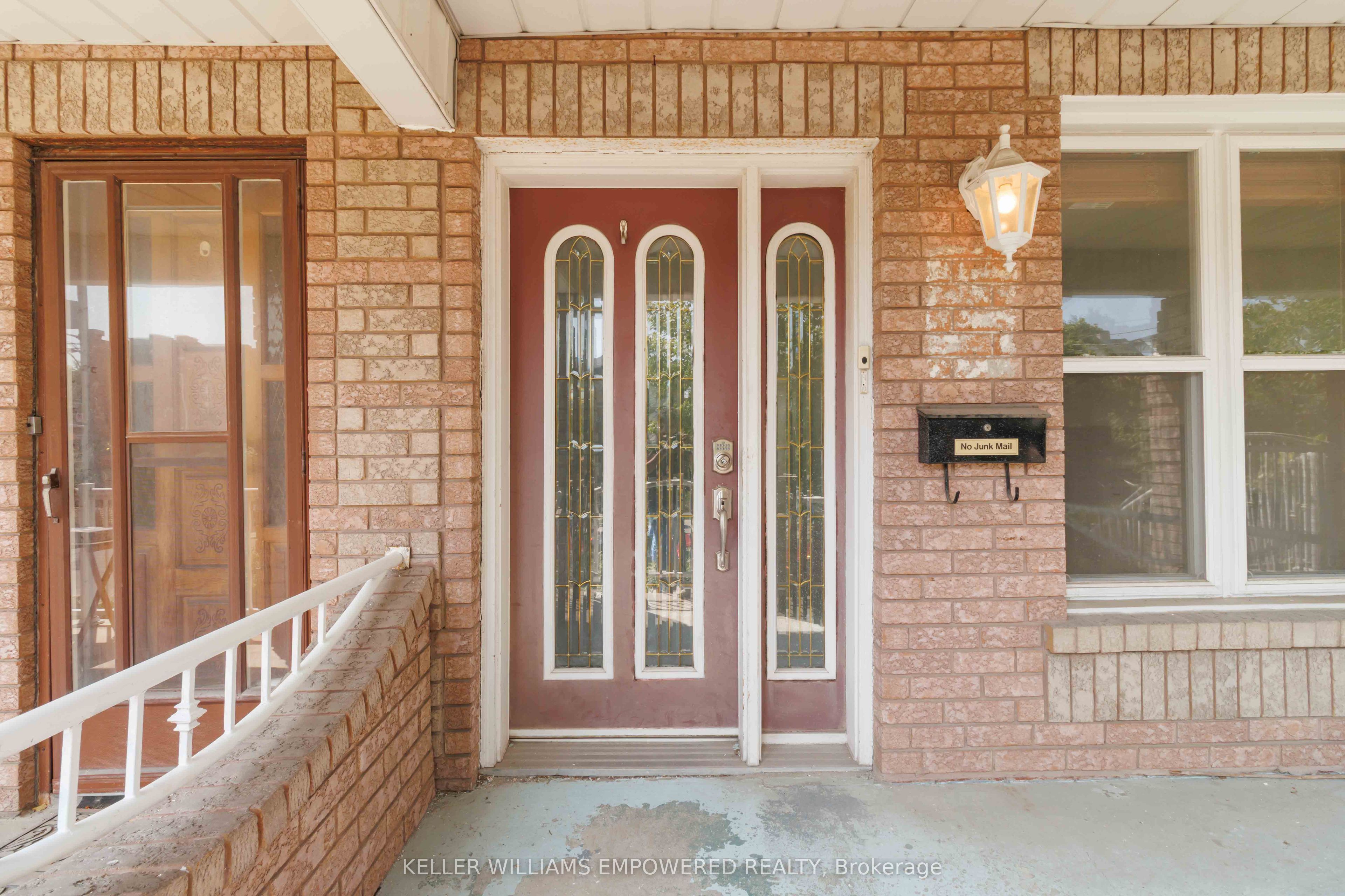 112 Wallace Avenue Main, Toronto, ON M6H 1T5 photo 2