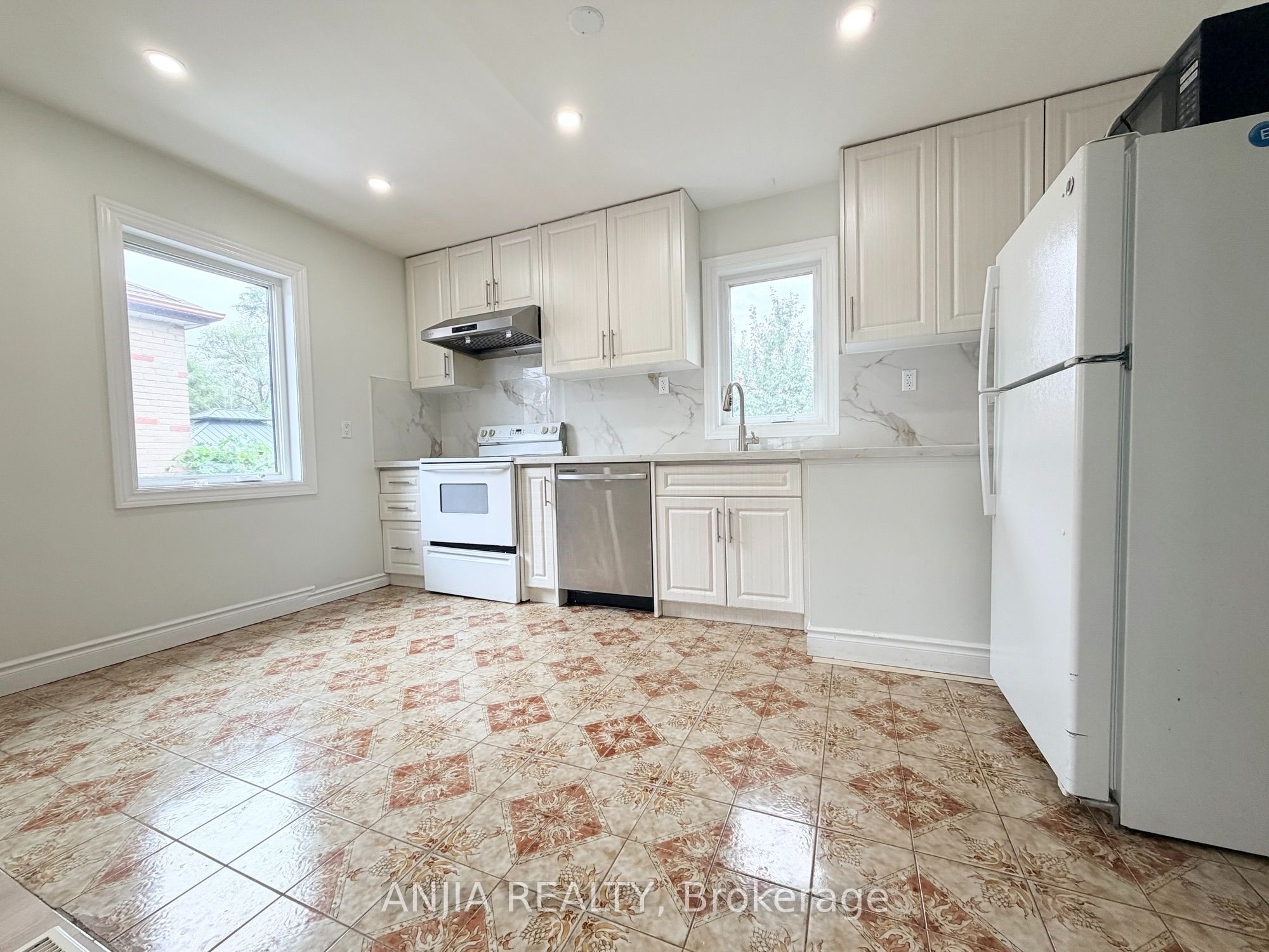 77 Nash Drive, Toronto, ON M3M 2L6 photo 3