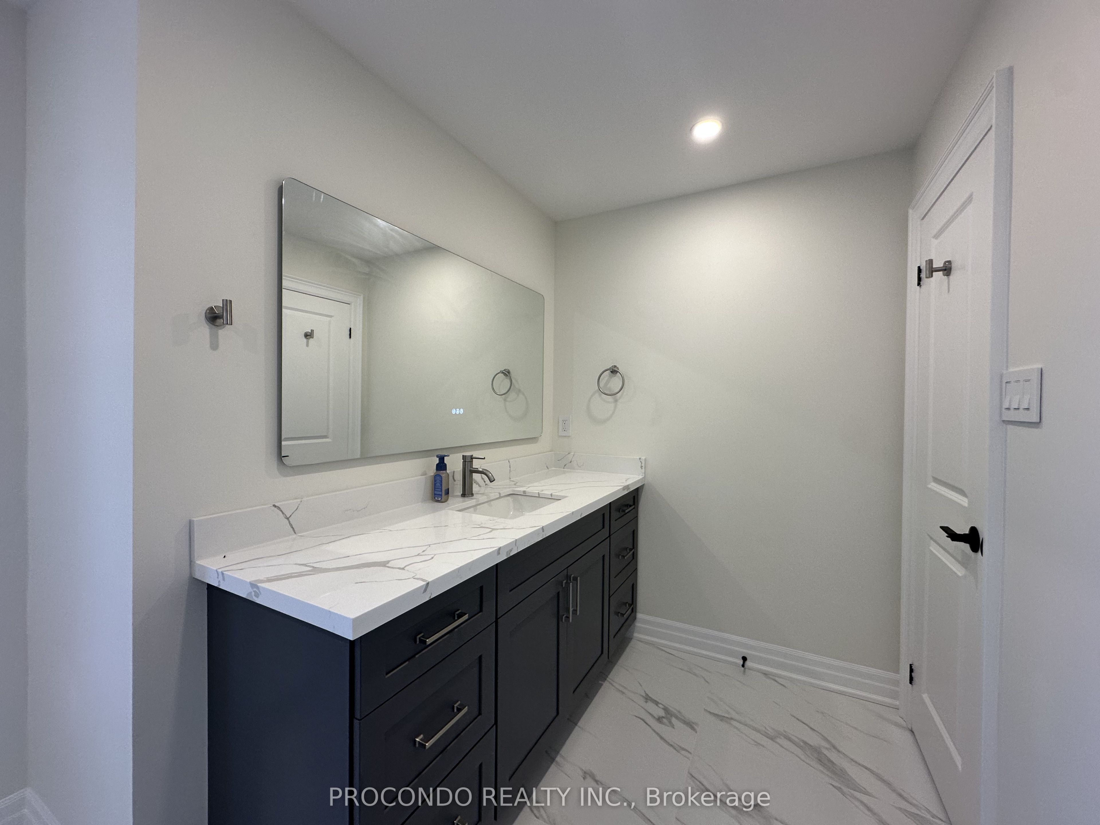 3366 Mulcaster Road Room 1, Mississauga, ON L5L 5A7 photo 2