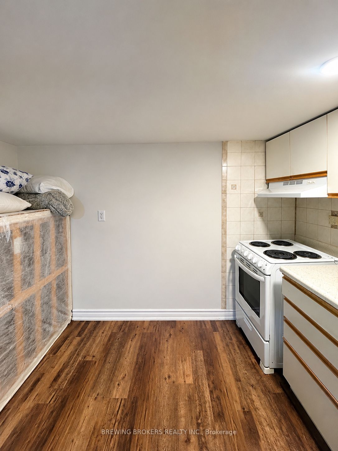 9 Forest Point Drive, Toronto, ON M6M 5E8 photo 3