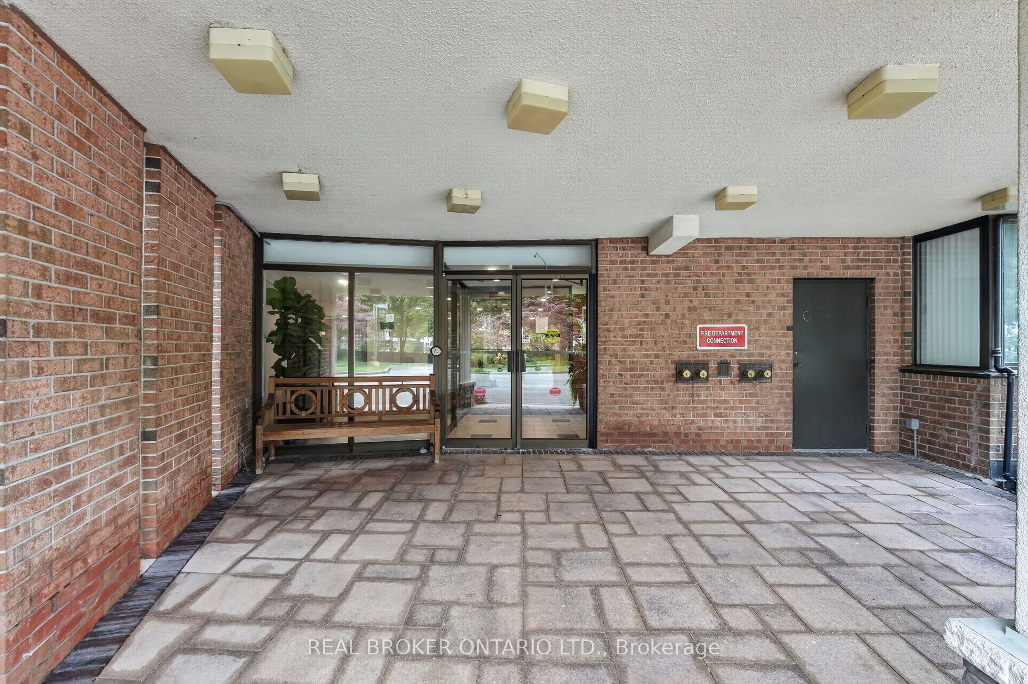 1240 Marlborough Court 904, Oakville, ON L6H 3K7 photo 3