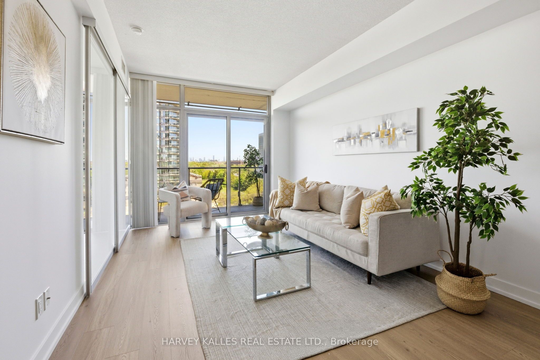 103 The Queensway 701, Toronto, ON M6S 5B3