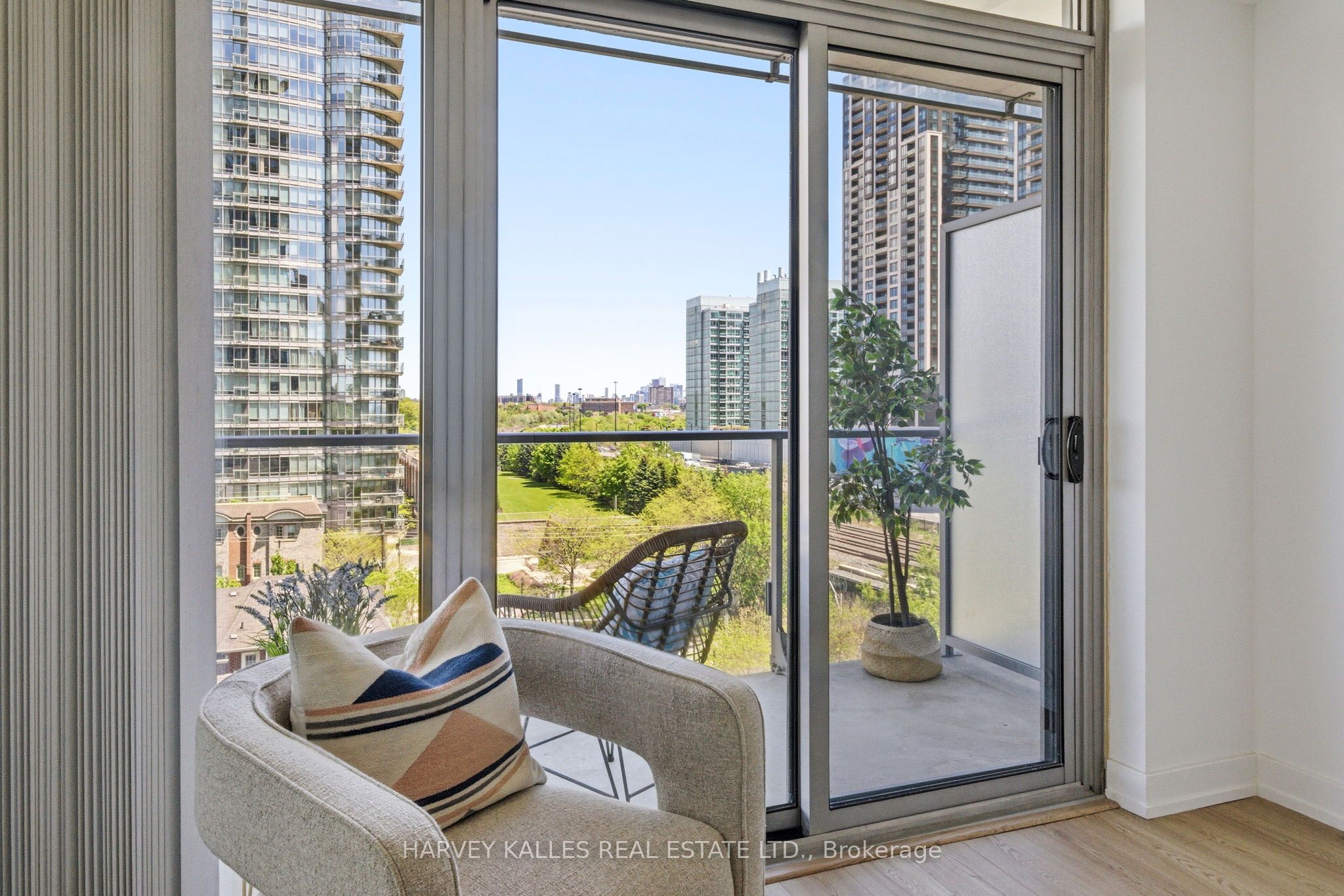103 The Queensway 701, Toronto, ON M6S 5B3 photo 4