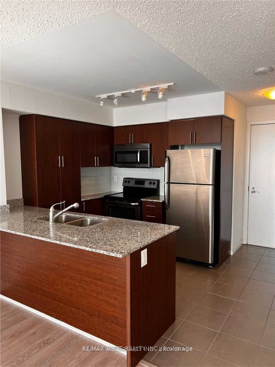 800 Lawrence Avenue W 1515, Toronto, ON M6A 0B1 photo 2