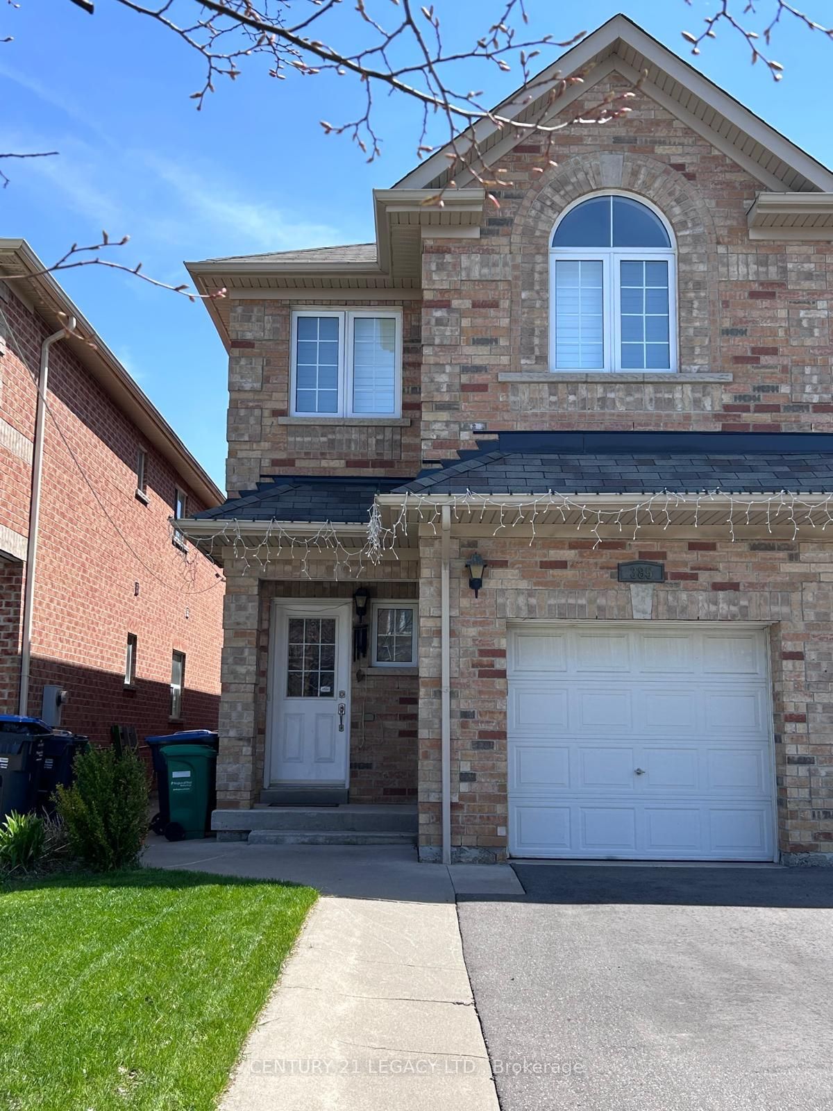 385 Comiskey Crescent, Mississauga, ON L5W 0C6 photo 2