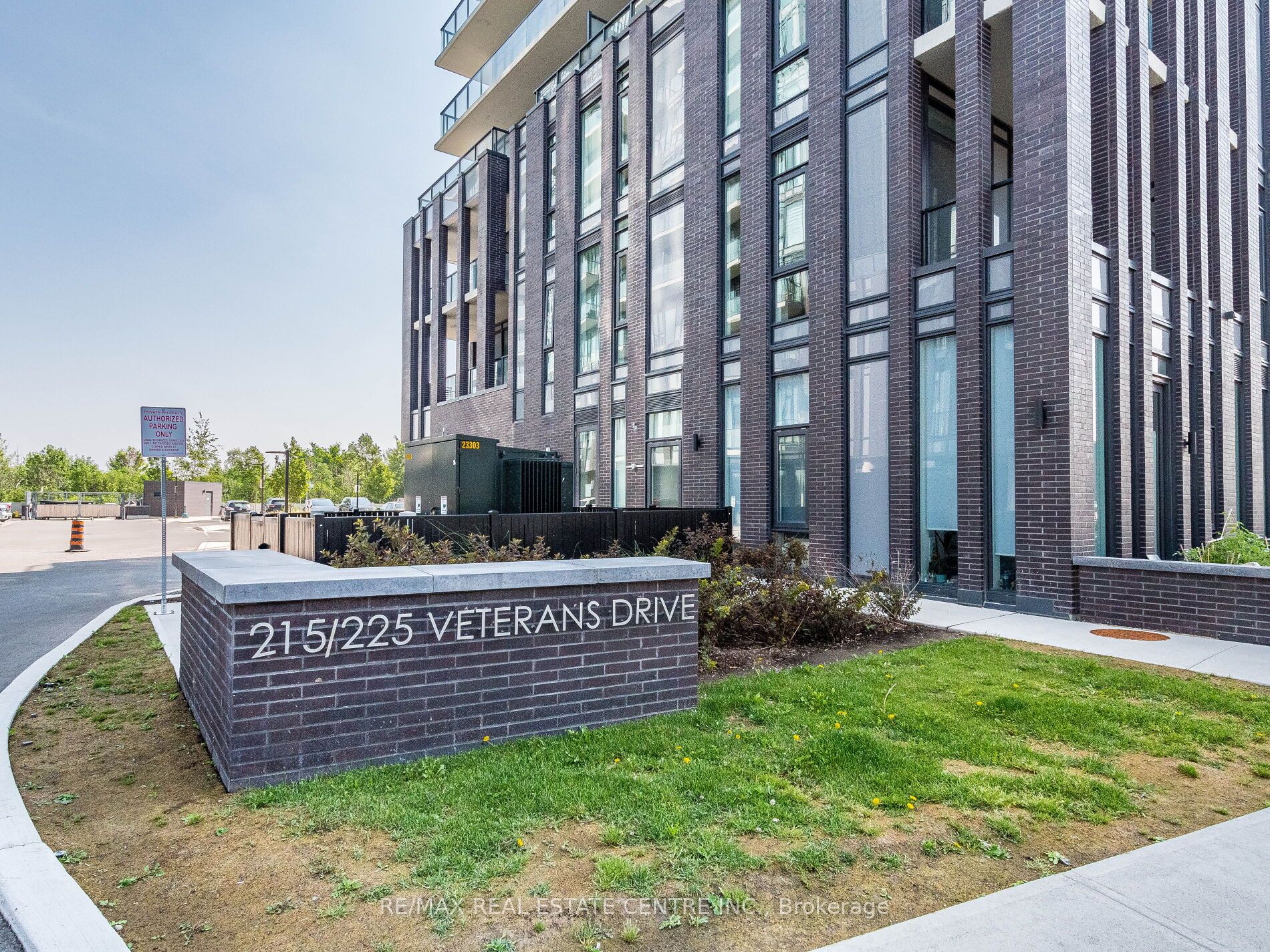 215 VETERANS Drive 211, Brampton, ON L7A 5L6 photo 3