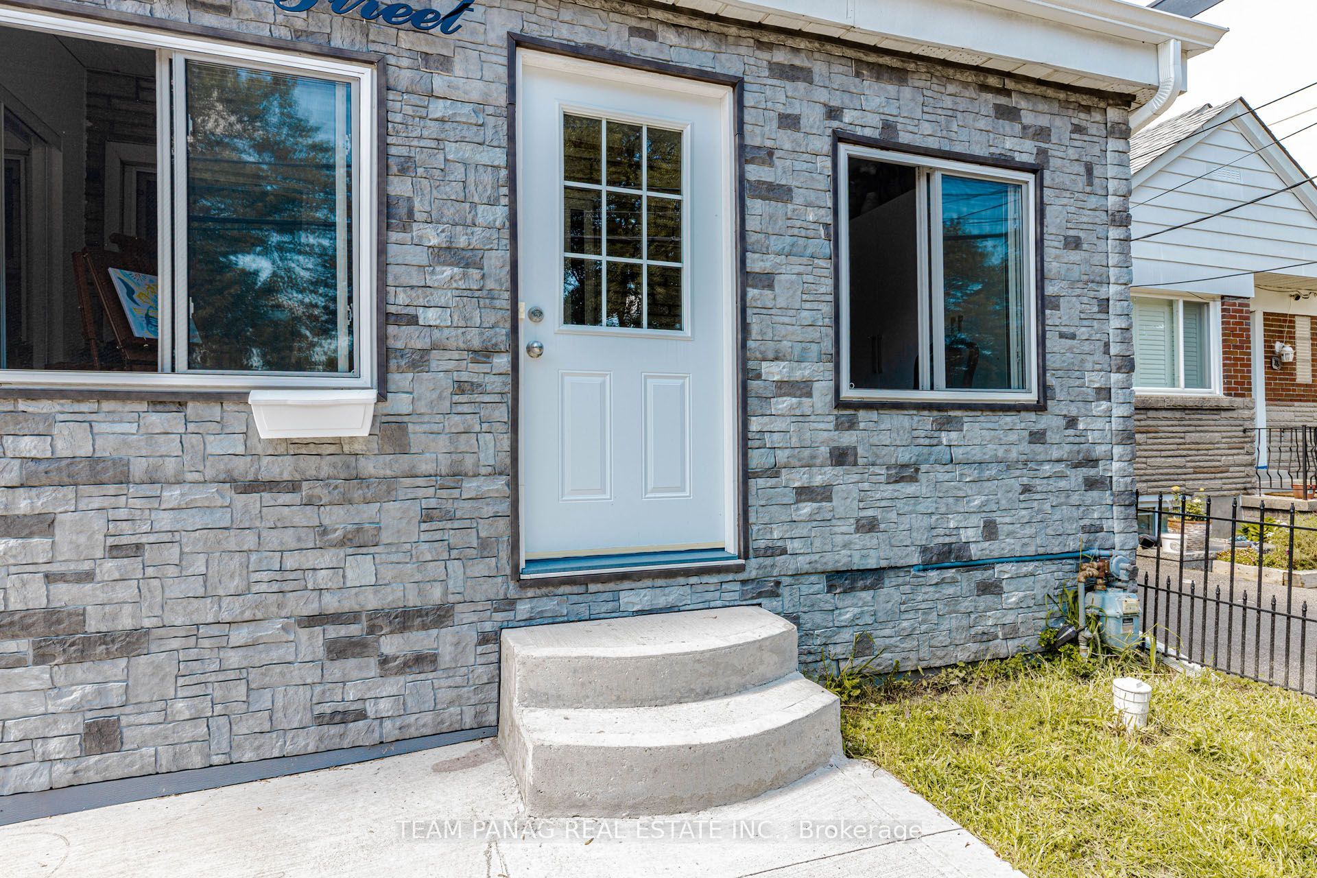 14 Spears Street, Toronto, ON M6N 3X7 photo 2