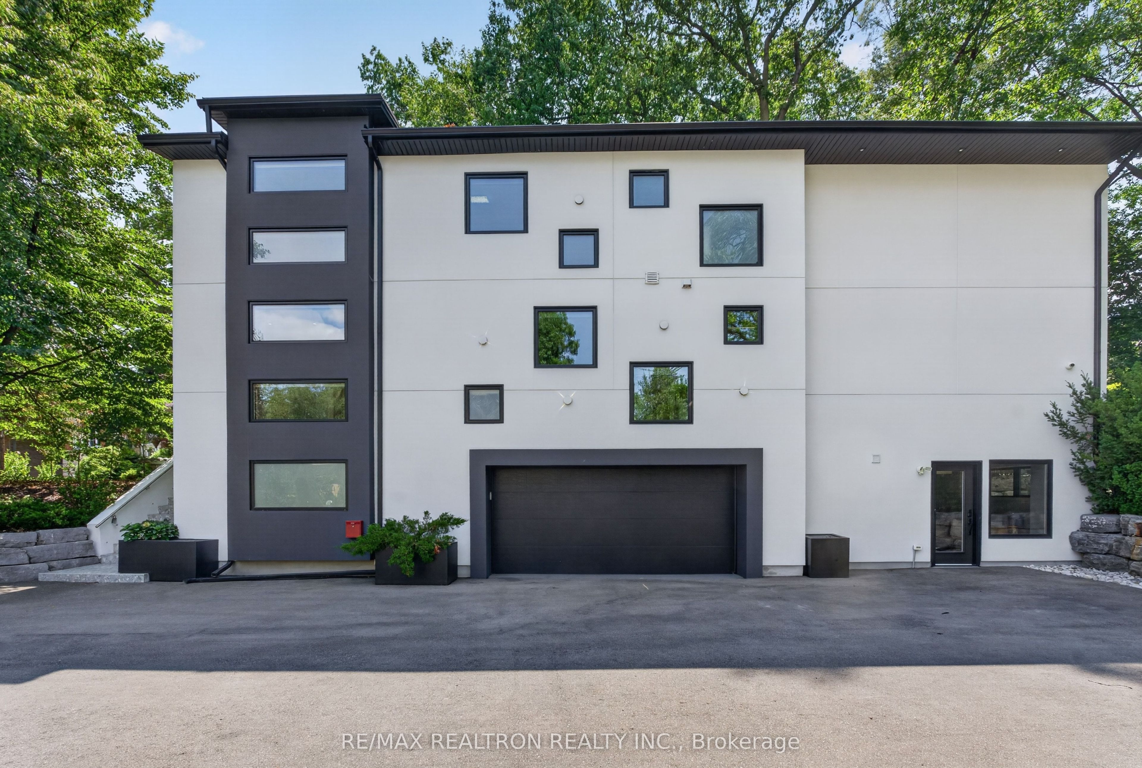 8 Breezewood Drive, Toronto, ON M8Y 2C1 photo 3