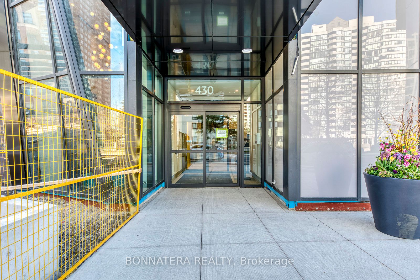 430 Square One Drive W 3008, Mississauga, ON L5B 0L6 photo 4