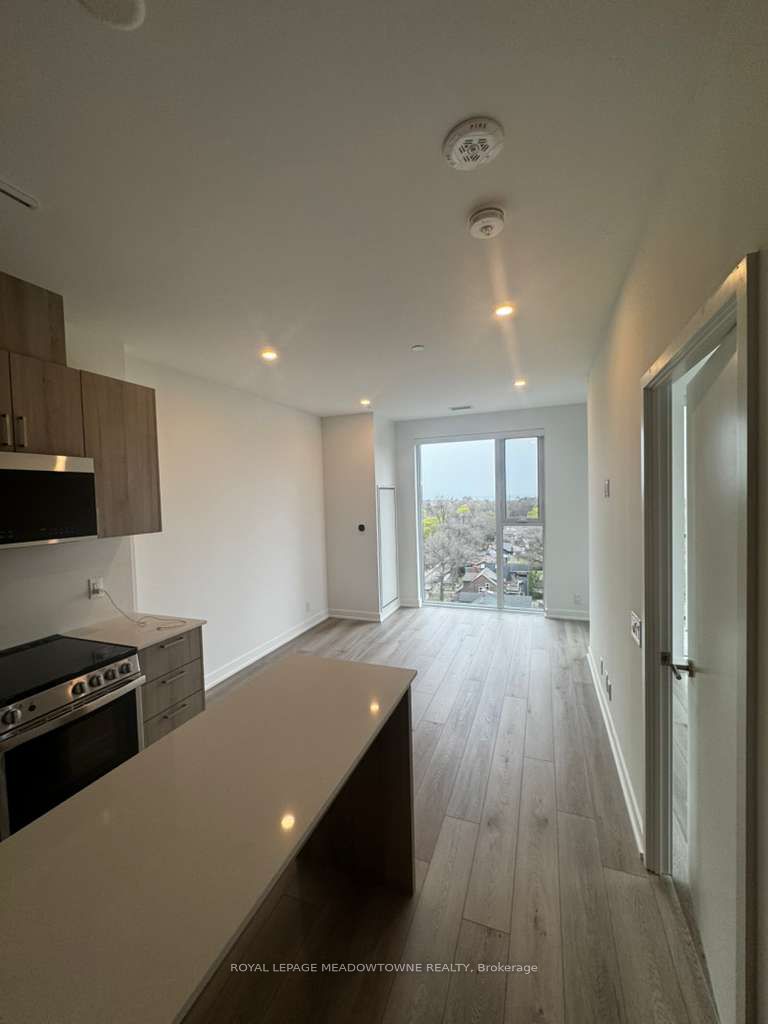 1660 Bloor Street W 1210, Toronto, ON M6P 0C6 photo 2