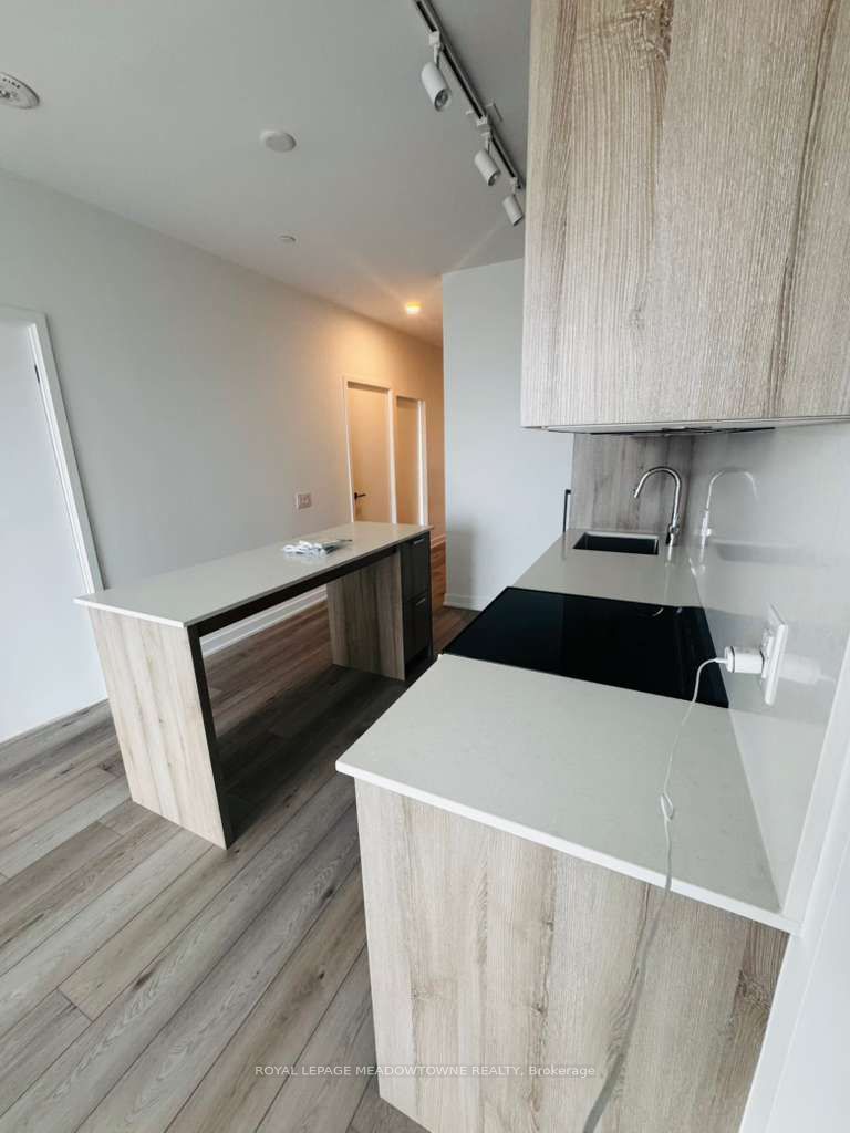 1660 Bloor Street W 1210, Toronto, ON M6P 0C6 photo 5