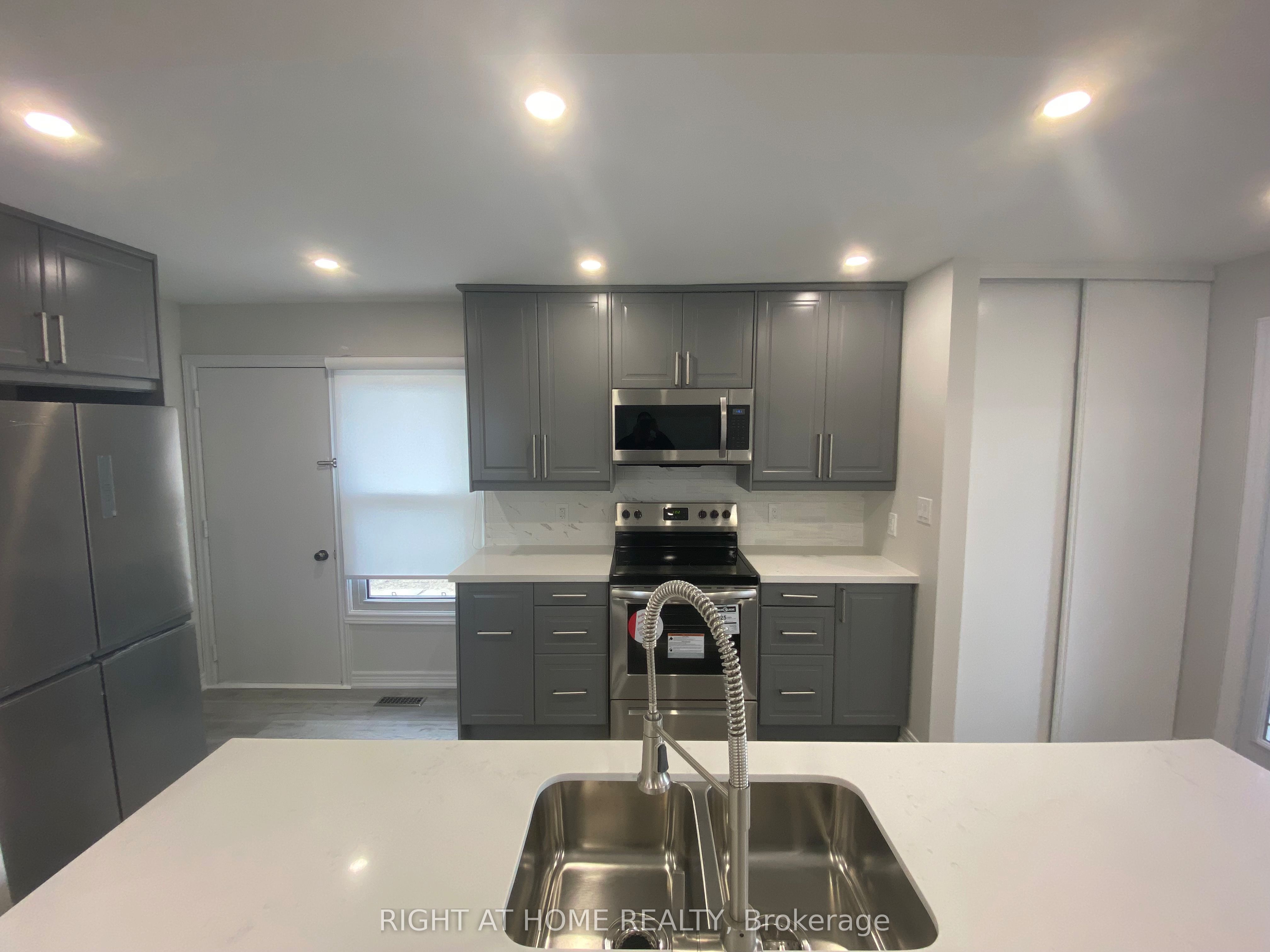118 Avening Drive, Toronto, ON M9V 4E6 photo 3
