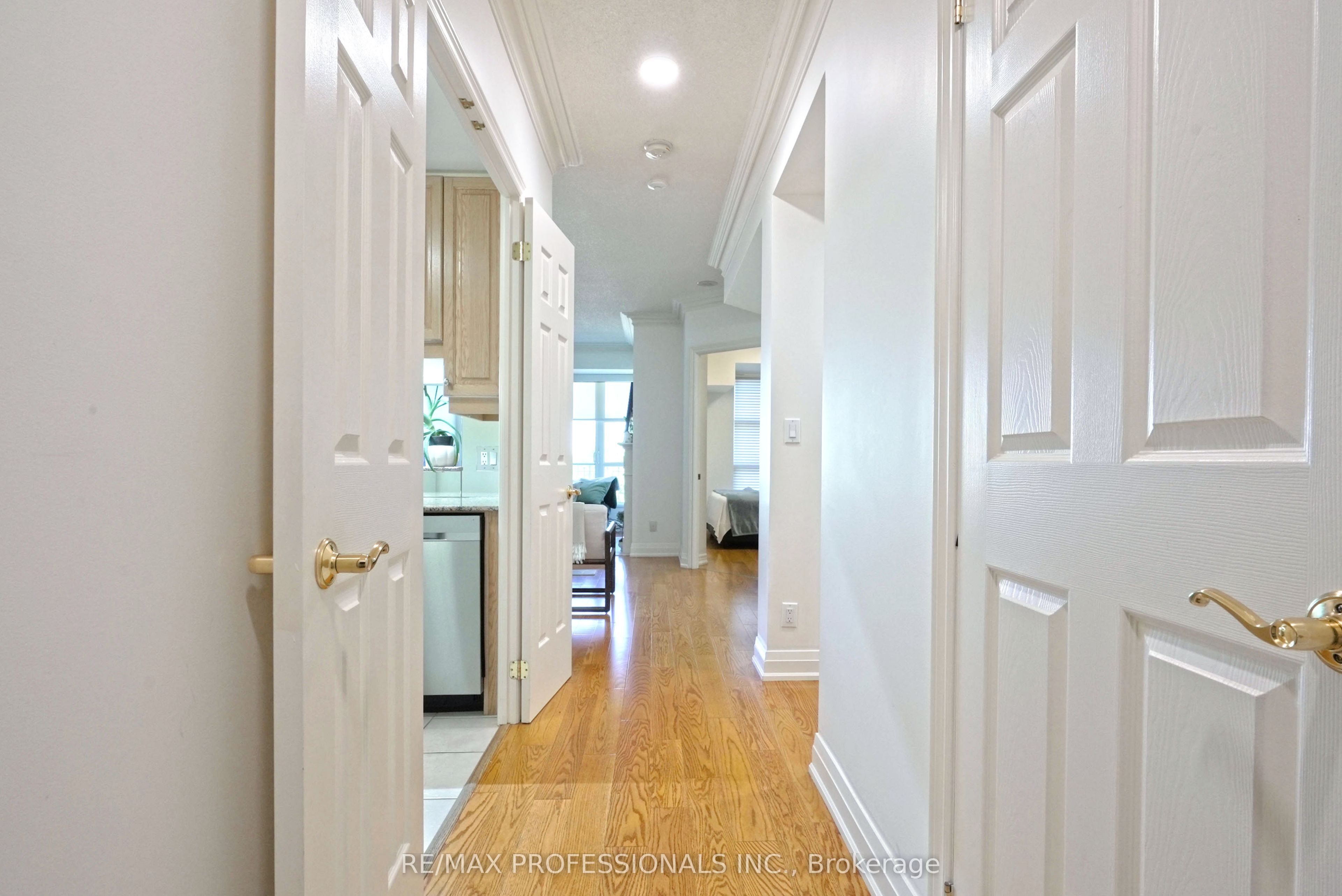 3085 Bloor Street W 514, Toronto, ON M8X 1Z4 photo 2