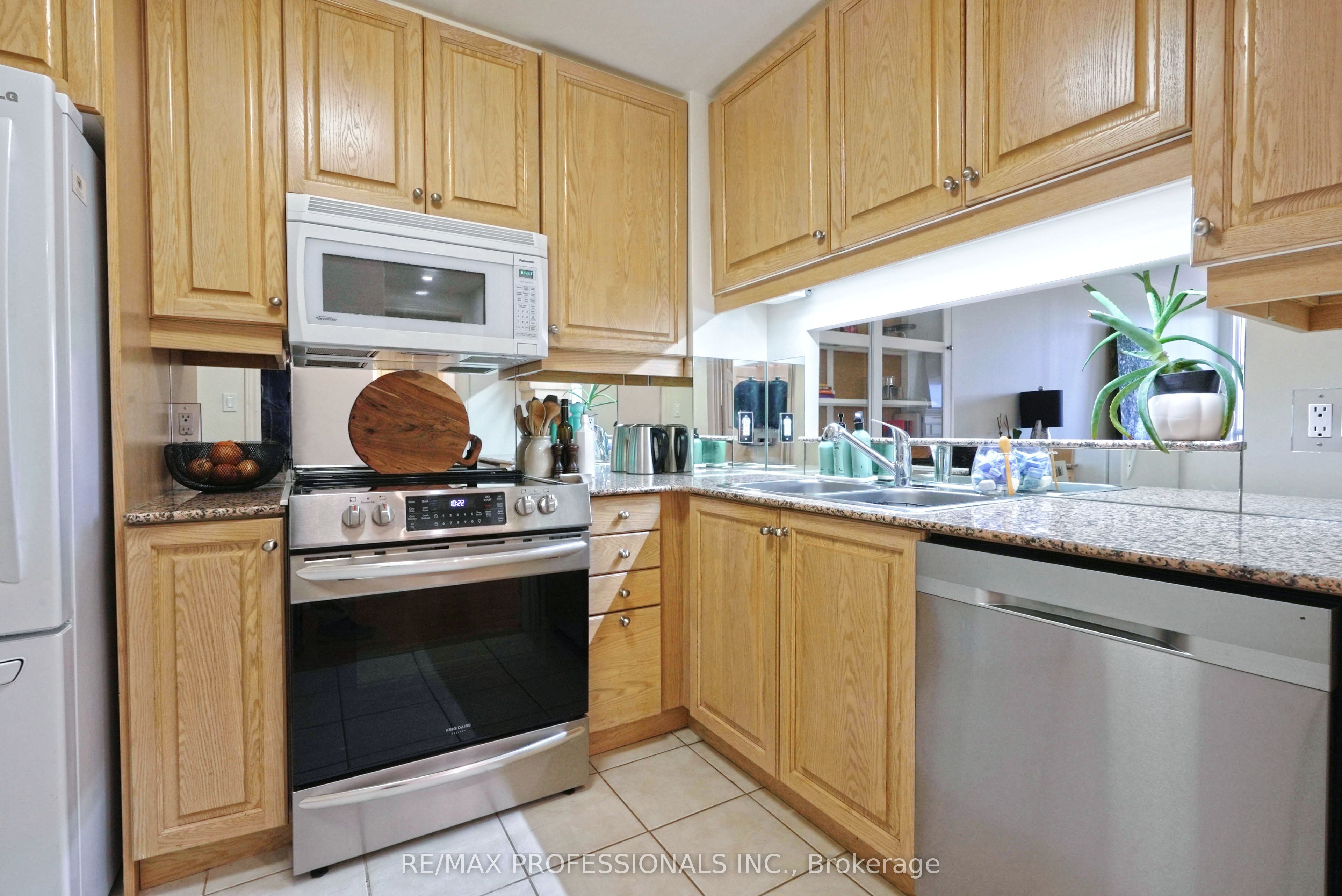 3085 Bloor Street W 514, Toronto, ON M8X 1Z4 photo 3