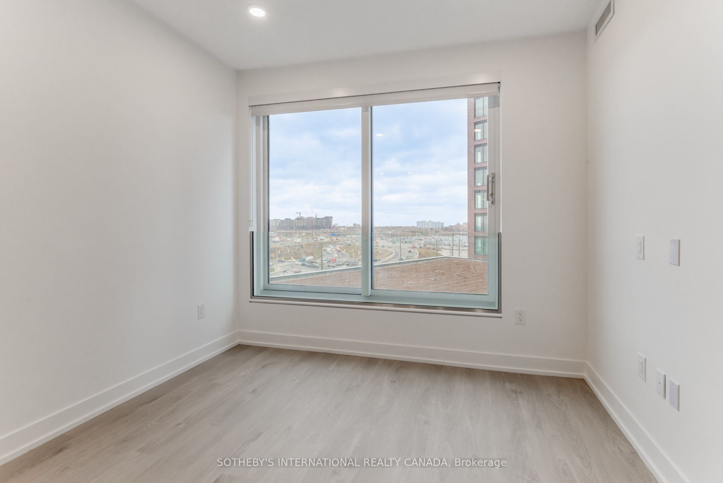 29 York Garden Way 903, Toronto, ON M6A 2V1 photo 5