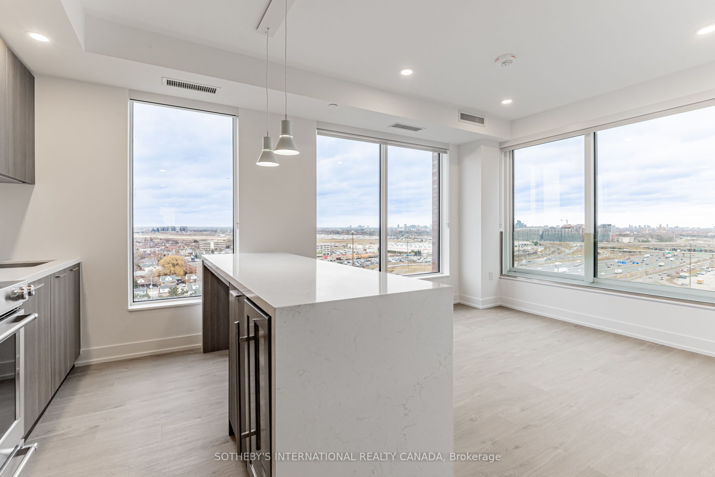 29 York Garden Way 2209, Toronto, ON M6A 2V1