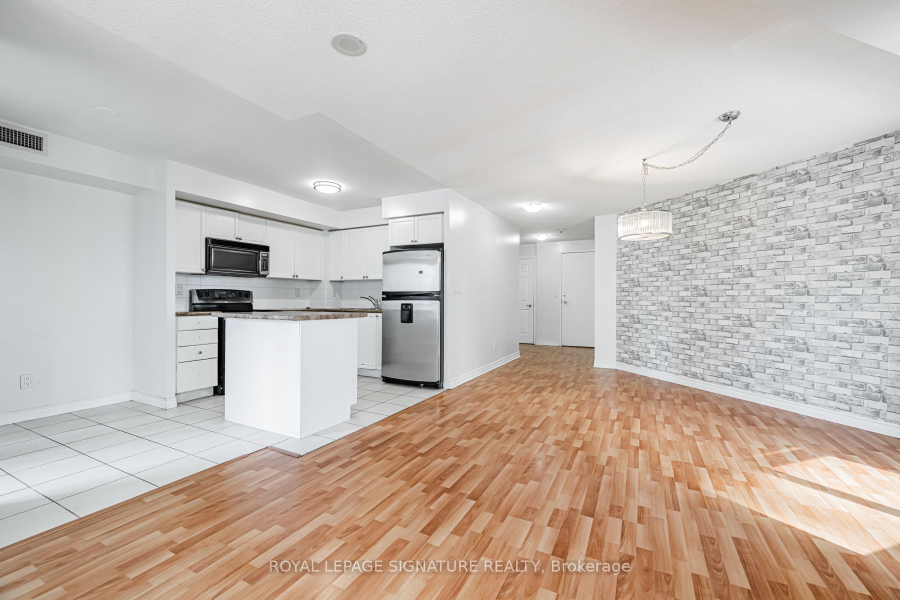 3888 Duke Of York Boulevard 525, Mississauga, ON L5B 4P5 photo 2