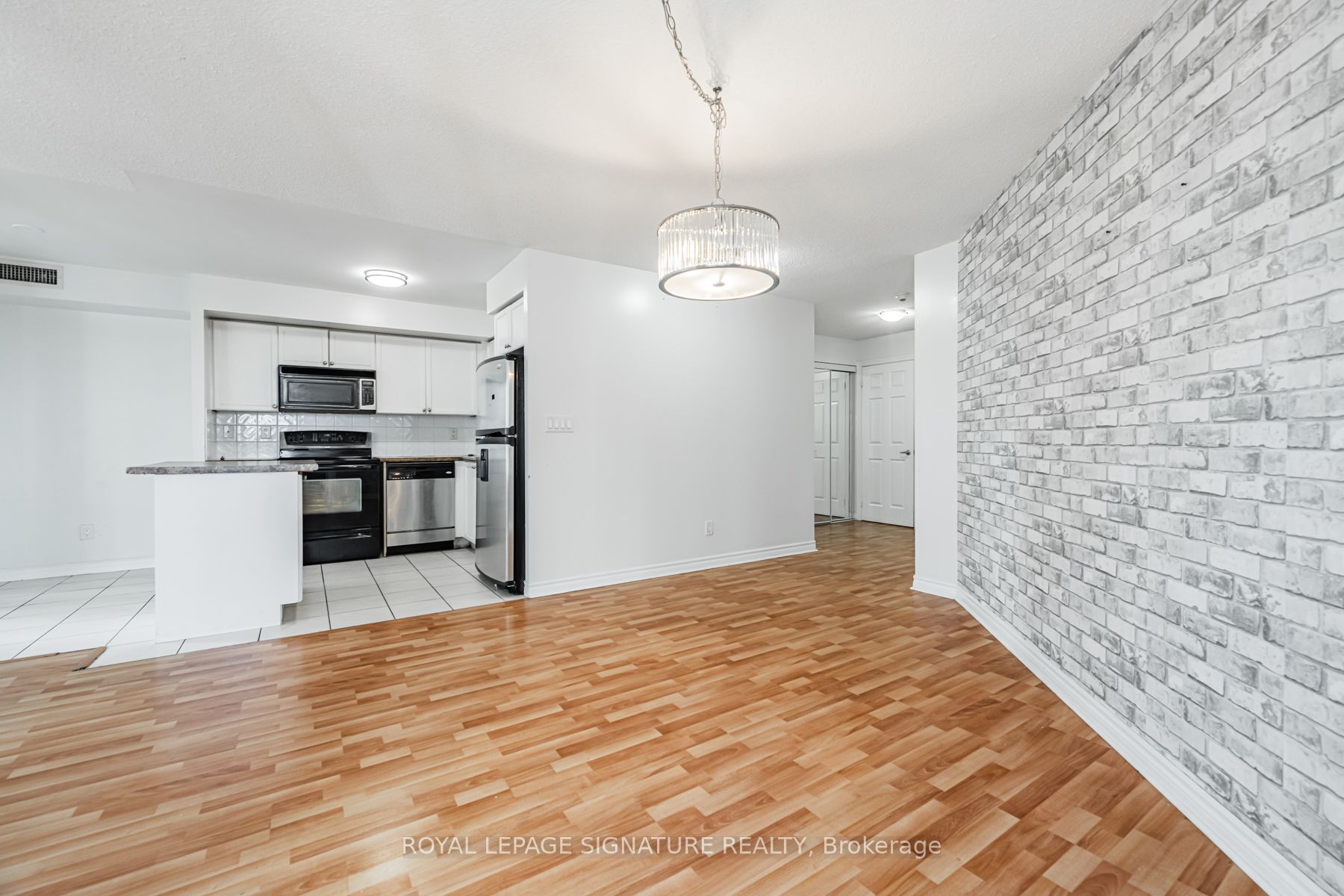 3888 Duke Of York Boulevard 525, Mississauga, ON L5B 4P5 photo 4