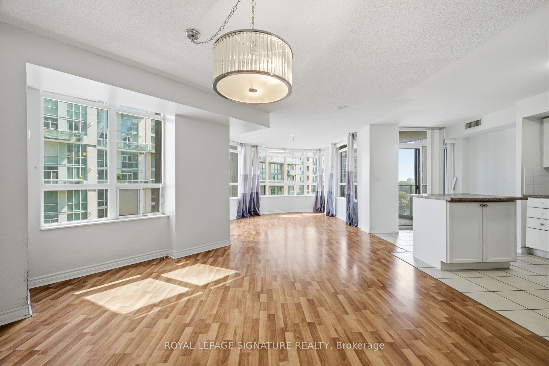 3888 Duke Of York Boulevard 525, Mississauga, ON L5B 4P5 photo 5