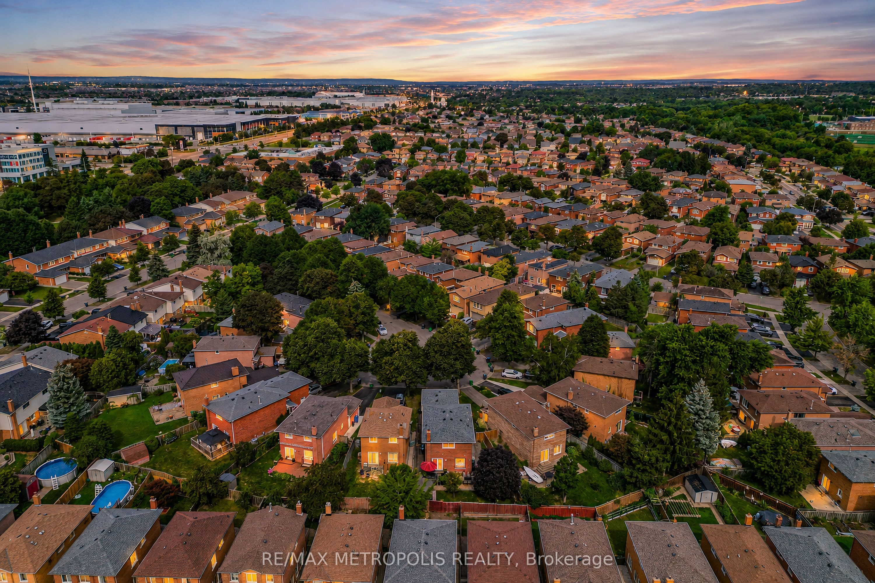 38 Langholm Court, Brampton, ON L6Z 2X9 photo 2